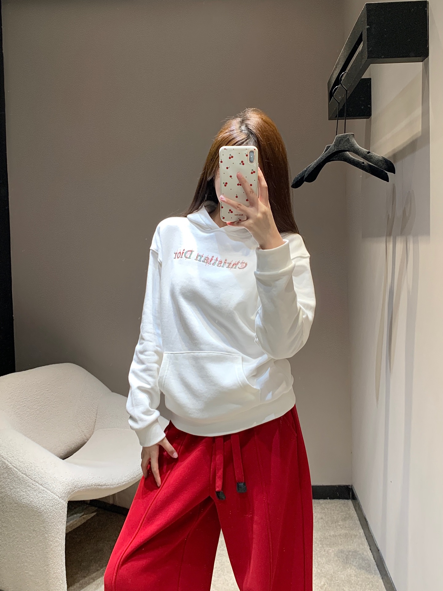 NO:624526,Dio* 25FW new autumn and winter letter embroidered hooded sweatshirt丨Exclusive high-end version!  The contrasting letter embroidery on the chest gives it a full retro feel without being exaggerated, and it has its own brand recognition. The inside is made of fluffy loop velvet, which is very warm against the skin. The loose off-shoulder version hides flesh and is casual. It comes in two colors: milk white + navy blue. Milk white is clean and tender, while navy blue is cool and stain-resistant. It can be worn for daily commuting and weekend dates!  Available in stock S/M/L, dior, hoodie, sweatshirts, hats, alexander wang19860909Dio* 25FW秋冬新款 字母刺绣连帽卫衣丨独家高版出品！胸前撞色字母刺绣,复古感拉满又不浮夸,自带品牌辨识度,内里是毛茸茸的圈圈绒,贴肤巨暖和,宽松落肩版型藏肉又随性,奶白+藏青两色,奶白干净显嫩、藏青酷飒耐脏,日常通勤、周末约会都能搭！现货发售S/M/L,,dior,hoodie,sweatshirts,hats,alexander wang,Women's clothing