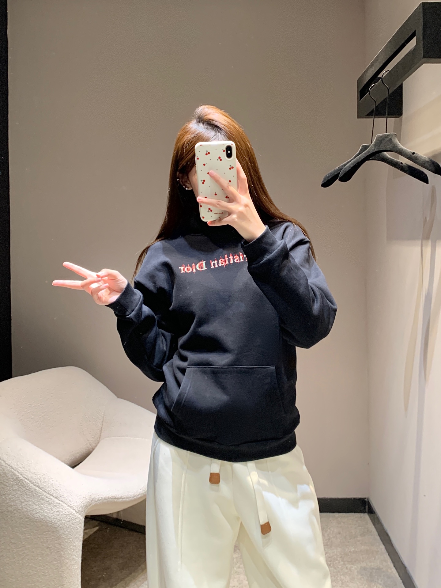 NO:624534,Dio* 25FW new autumn and winter letter embroidered hooded sweatshirt丨Exclusive high-end version!  The contrasting letter embroidery on the chest gives it a full retro feel without being exaggerated, and it has its own brand recognition. The inside is made of fluffy loop velvet, which is very warm against the skin. The loose off-shoulder version hides flesh and is casual. It comes in two colors: milk white + navy blue. Milk white is clean and tender, while navy blue is cool and stain-resistant. It can be worn for daily commuting and weekend dates!  Available in stock S/M/L, dior, hoodie, sweatshirts, hats, alexander wang19860909Dio* 25FW秋冬新款 字母刺绣连帽卫衣丨独家高版出品！胸前撞色字母刺绣,复古感拉满又不浮夸,自带品牌辨识度,内里是毛茸茸的圈圈绒,贴肤巨暖和,宽松落肩版型藏肉又随性,奶白+藏青两色,奶白干净显嫩、藏青酷飒耐脏,日常通勤、周末约会都能搭！现货发售S/M/L,,dior,hoodie,sweatshirts,hats,alexander wang,Women's clothing