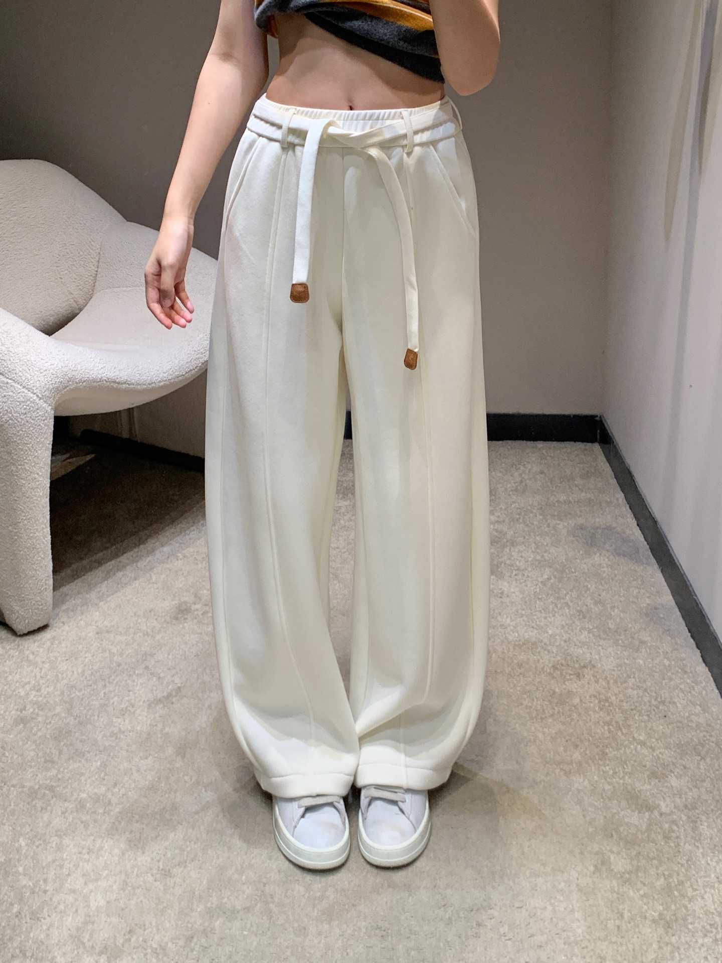 NO:624506,Loew* 25FW new autumn and winter casual sweatpants with velvet belt丨Exclusive high-end version!  The lining is made of glutinous suede, which makes you feel warm in autumn and winter. The wide-legged draped version hides the flesh and shows straight legs. The pockets are embossed with logo hardware and drawstring leather labels. The brand logo is exposed in a low-key manner, making it a dignified and discreet way to wear it!  There are 3 colors to choose from, red is eye-catching, light gray is versatile, and milky white is gentle, covering all your casual wear scenarios in autumn and winter!  Available in stock S/M/L,,loewe,alexander wang19860909Loew* 25FW秋冬新款 加绒腰带休闲卫裤丨独家高版出品！内里是糯叽叽的绒面,秋冬穿暖到心坎里；阔腿垂坠版型藏肉又显腿直,口袋处浮雕Logo五金+抽绳皮革标,低调露出的品牌标识,是显贵不张扬的小心机！3色可选,正红吸睛、浅灰百搭、奶白温柔,承包你秋冬所有休闲穿搭场景！现货发售S/M/L,,loewe,alexander wang,Women's clothing