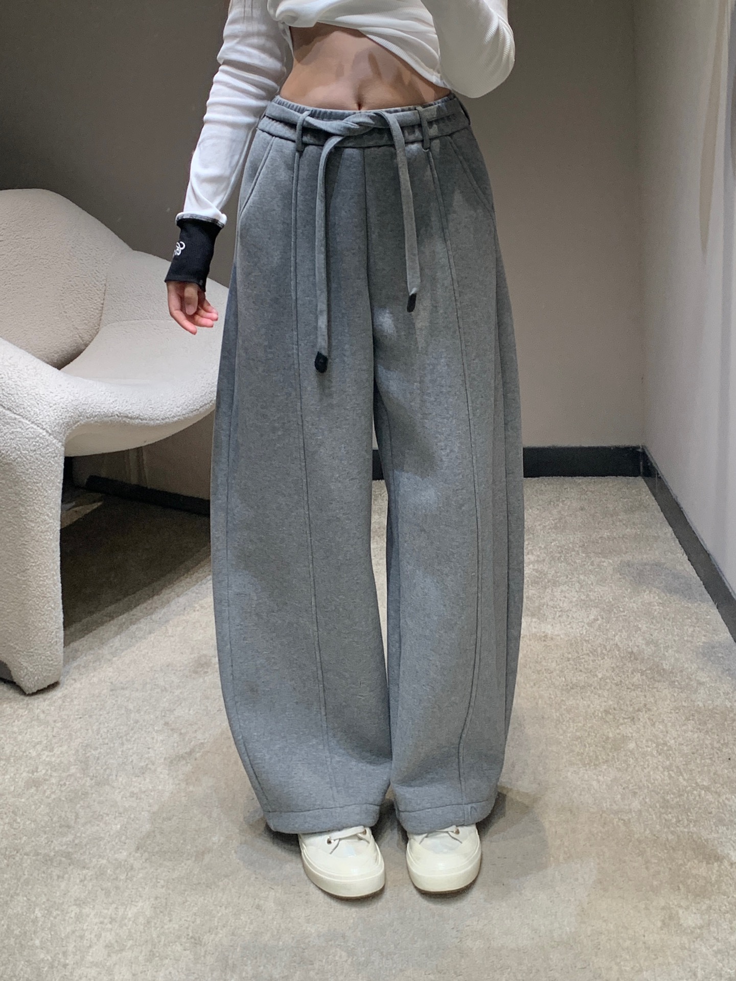 NO:624518,Loew* 25FW new autumn and winter casual sweatpants with velvet belt丨Exclusive high-end version!  The lining is made of glutinous suede, which makes you feel warm in autumn and winter. The wide-legged draped version hides the flesh and shows straight legs. The pockets are embossed with logo hardware and drawstring leather labels. The brand logo is exposed in a low-key manner, making it a dignified and discreet way to wear it!  There are 3 colors to choose from, red is eye-catching, light gray is versatile, and milky white is gentle, covering all your casual wear scenarios in autumn and winter!  Available in stock S/M/L,,loewe,alexander wang19860909Loew* 25FW秋冬新款 加绒腰带休闲卫裤丨独家高版出品！内里是糯叽叽的绒面,秋冬穿暖到心坎里；阔腿垂坠版型藏肉又显腿直,口袋处浮雕Logo五金+抽绳皮革标,低调露出的品牌标识,是显贵不张扬的小心机！3色可选,正红吸睛、浅灰百搭、奶白温柔,承包你秋冬所有休闲穿搭场景！现货发售S/M/L,,loewe,alexander wang,Women's clothing