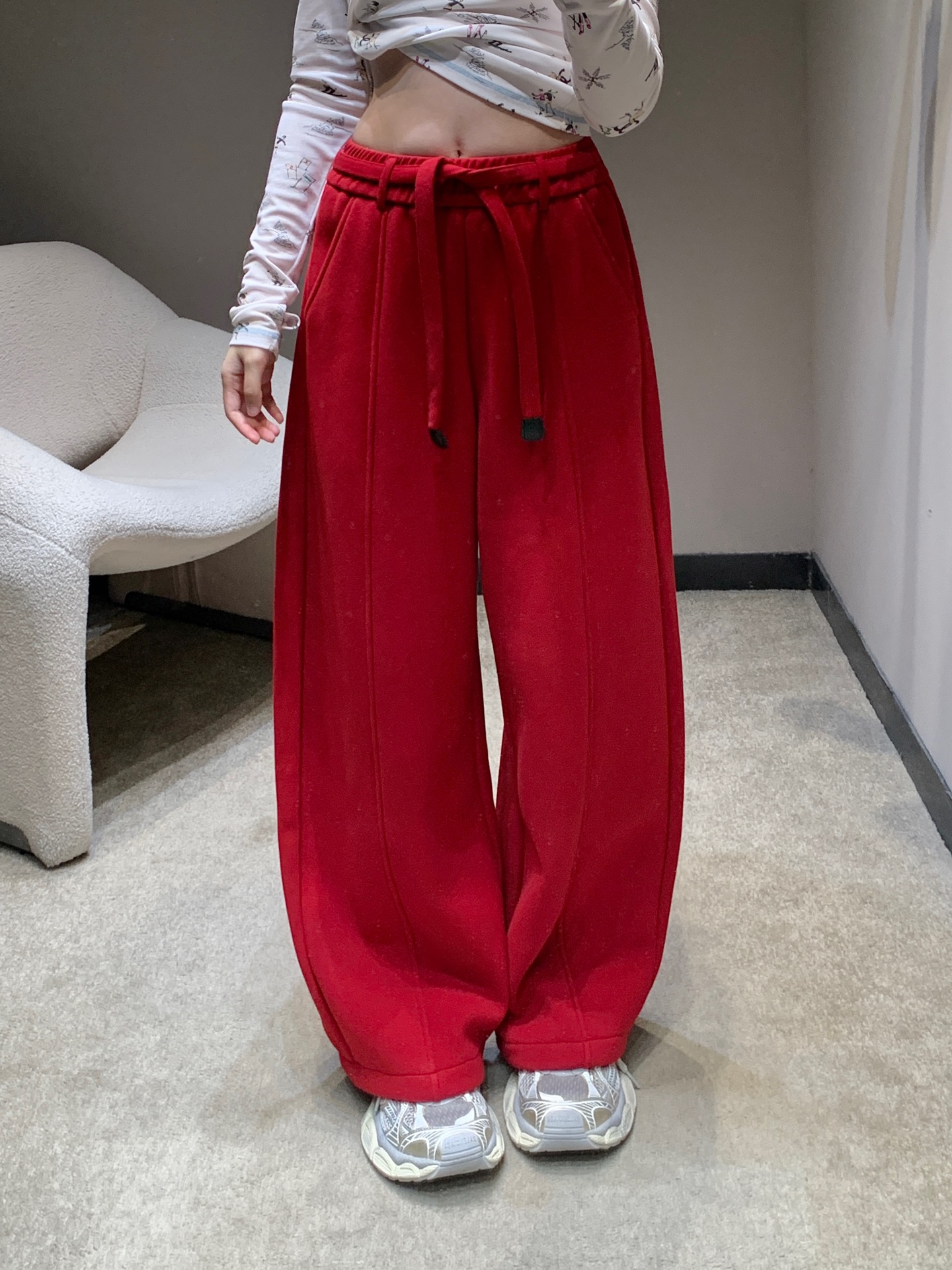 NO:624494,Loew* 25FW new autumn and winter casual sweatpants with velvet belt丨Exclusive high-end version!  The lining is made of glutinous suede, which makes you feel warm in autumn and winter. The wide-legged draped version hides the flesh and shows straight legs. The pockets are embossed with logo hardware and drawstring leather labels. The brand logo is exposed in a low-key manner, making it a dignified and discreet way to wear it!  There are 3 colors to choose from, red is eye-catching, light gray is versatile, and milky white is gentle, covering all your casual wear scenarios in autumn and winter!  Available in stock S/M/L,,loewe,alexander wang19860909Loew* 25FW秋冬新款 加绒腰带休闲卫裤丨独家高版出品！内里是糯叽叽的绒面,秋冬穿暖到心坎里；阔腿垂坠版型藏肉又显腿直,口袋处浮雕Logo五金+抽绳皮革标,低调露出的品牌标识,是显贵不张扬的小心机！3色可选,正红吸睛、浅灰百搭、奶白温柔,承包你秋冬所有休闲穿搭场景！现货发售S/M/L,,loewe,alexander wang,Women's clothing