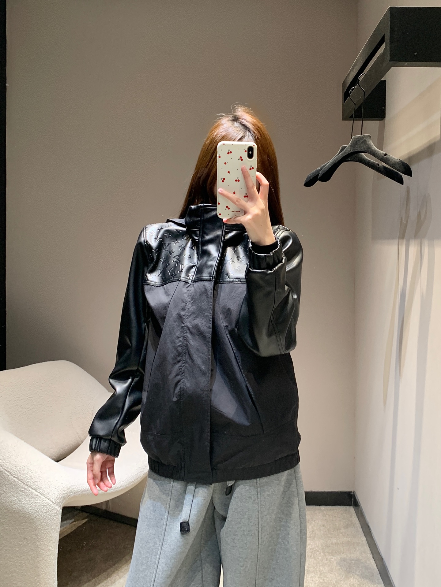 NO:624542,Louis vuitto* 25FW new autumn and winter black nylon blended leather hooded windbreaker丨Exclusive high-end version!  Nylon blended main body + leather spliced sleeve shoulders, the leather part is embossed with classic Monogram dark patterns, low-key but full of brand recognition, all-black color + neat tailoring, no extra decoration but comes with a 'noble filter', layered and layered without being bulky! Loose hood + blouson cuffs, which can not only block the wind but also have a casual sense of relaxation, suitable for daily commuting and light outdoor use! Ready for sale S/M/L,, louis  vuitton,hats,alexander wang19860909Louis vuitto* 25FW秋冬新款 黑色尼龙混纺拼皮连帽风衣丨独家高版出品！尼龙混纺主体+皮革拼接袖肩,皮革部分压印满经典Monogram暗纹,低调中藏满品牌辨识度,全黑配色+利落剪裁,没有多余装饰却自带“贵气滤镜”,叠穿内搭也不会臃肿!宽松连帽+束口袖口,既能挡风又自带随性松弛感,日常通勤、轻户外都适配!现货发售S/M/L,,louis vuitton,hats,alexander wang,Women's clothing