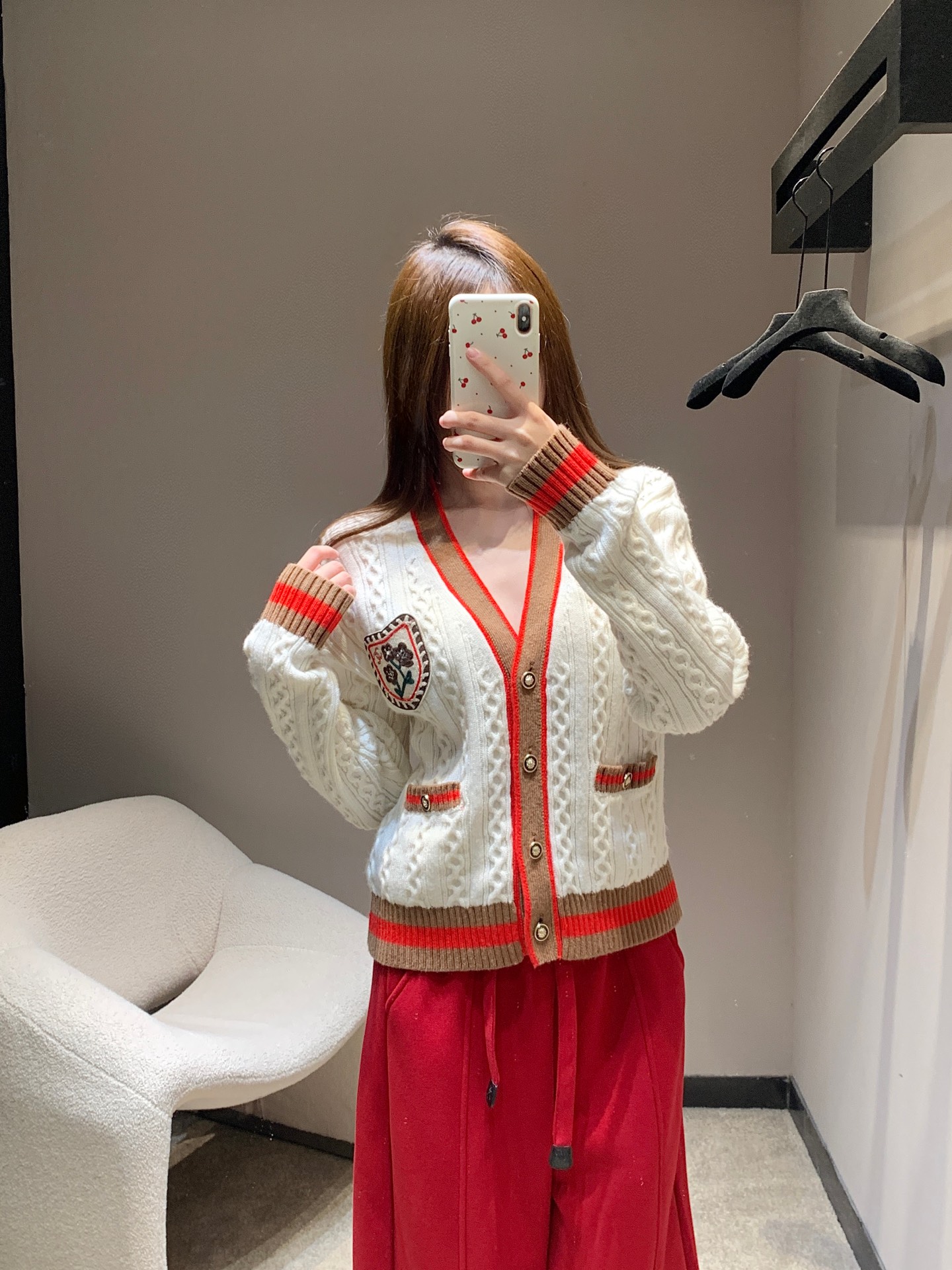 NO:625353,Chan*l 26C Advanced Handicraft Workshop Series New GD White College Style Sweater Cardigan丨Exclusive high-end version!  Soft waxy wool blended fabric, close to the skin without getting stuck, classic cable knit + milky white base, comes with a gentle filter; the embroidered badge on the chest is integrated with the Xiaoxiang logo, and matched with gold-brown metal buttons, it is noble yet playful; the contrasting hemming + metal decoration on the pockets on both sides are all high-end in the details!  Available in stock S/M/L,,chanel,sweaters,alexander wang19860909Chan*l 26C高级手工坊系列新款 GD同款白色学院风毛衣开衫丨独家高版出品！软糯羊毛混纺面料,贴肤不扎,经典绞花针织+奶白色基底,自带温柔滤镜；胸前刺绣徽章融合小香标识,搭配金棕配色金属纽扣,贵气又不失俏皮；两侧口袋的撞色包边+金属装饰,细节里全是高级感！现货发售S/M/L,,chanel,sweaters,alexander wang,Women's clothing