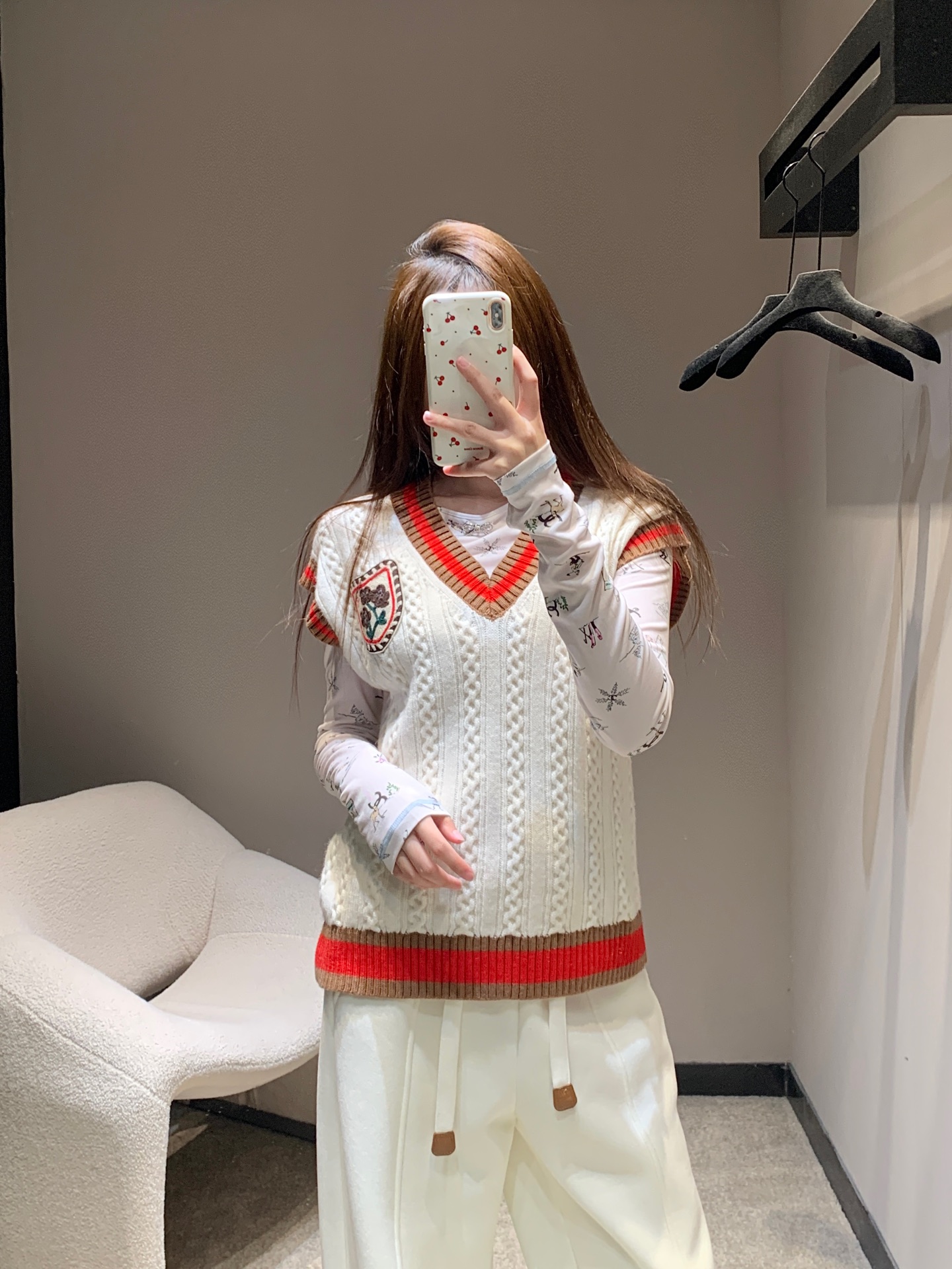 NO:625330,Chan*l 26C Advanced Handicraft Workshop Series New White College Style V-neck Knitted Vest丨Exclusive high-end version!  The soft waxy wool blended fabric can hide the flesh without pricking the skin. The shield-shaped badge on the chest integrates brand elements. The embroidery texture is so exquisite that you can feel the texture. It is the iconic detail of the high-definition handicraft workshop; this knitted vest from the same series of GD welds the noble college feeling to the body. Ready for sale S/M/L,,chanel,alexander wang19860909Chan*l 26C高级手工坊系列新款 白色学院风V领针织马甲丨独家高版出品！软糯羊毛混纺面料,不扎肤还能藏肉,胸前盾形徽章融合品牌元素,刺绣纹理精致到能摸到质感,是高定手工坊的标志性细节；这件GD同系列针织马甲,把贵气学院感焊在了衣身上现货发售S/M/L,,chanel,alexander wang,Women's clothing