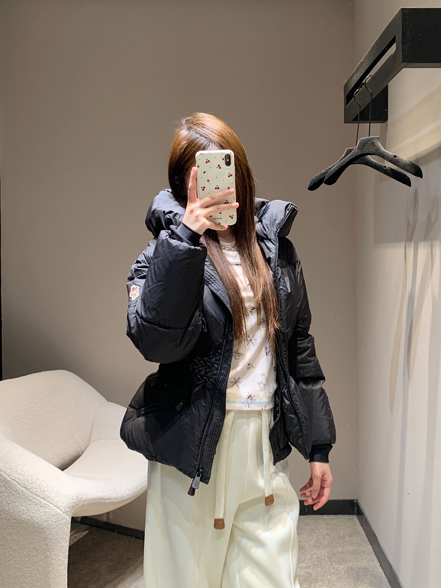 NO:624482,Mon*ler 25FW new autumn and winter new pleated waist hooded down jacket丨Exclusively developed by yb!  High quality production!  Made of high-density matte nylon fabric, windproof and splash-proof, with a low-key soft mist sheen; three-dimensional pleats + elastic elastic bands on the waist, filled with 90 white goose down, full of fill but like 'wrapped in a ball of soft cotton', even in sub-zero temperatures  It can also keep you warm without any burden. The hooded design wraps up the warmth, and the short cut is just stuck on the waistline, which quietly increases the proportion. Small people can also wear it to look sweet and cool with a 'perfect head-to-body ratio'. Available in stock, S/M/L,, jackets  & coats,down jacket,hats,alexander wang19860909Mon*ler 25FW秋冬新款 褶皱收腰连帽羽绒服外套丨独家yb开发！高版出品！采用高密度哑光尼龙面料,防风防泼溅,自带低调的柔雾光泽；腰身处的立体褶皱+松紧弹力带,内里填充90白鹅绒,蓬松度拉满却像“裹了团软棉花”,零下气温也能暖得轻盈无负担.连帽设计裹住暖意,短款剪裁刚好卡在腰线,悄悄拉高比例,小个子也能穿出“头身比满分”的甜酷感.现货发售S/M/L,,jackets & coats,down jacket,hats,alexander wang,Women's clothing