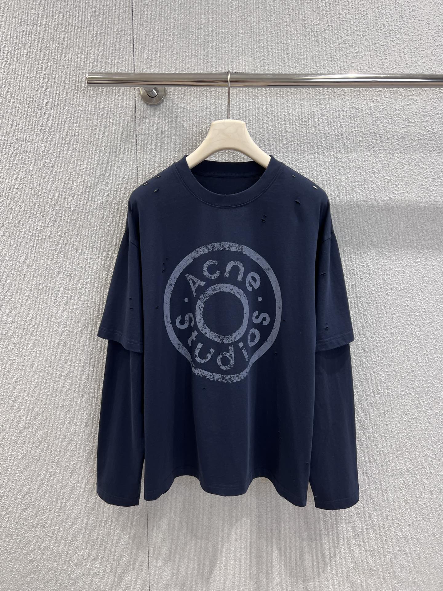 NO:625344,Supports exchange of Acne Stu*ios 25fw early autumn new fake two-piece long-sleeved T-shirt with button logo printing丨Exclusively developed by yb!  High quality production!  The outer layer is distressed short sleeves + the inner layer is drapey long sleeves, with a casual atmosphere that can be 'layered easily', eliminating the worry of matching; the distressed round logo is printed with the brand logo, and paired with the hole details on the shoulders, it directly adds a retro street feel; the dark navy color is not picky about skin color, suitable for both men and women, soft and heavy cotton material, comfortable to wear alone or as an inner layer in autumn and winter. Ready for sale S/M/L detailed pictures, Acne  studios,T-shirt,tees,t-shirt,alexander wang19860909支持换款 Acne Stu*ios 25fw早秋新款 纽扣徽标印花假两件长袖T恤丨独家yb开发！高版出品！外层做旧短袖+内层垂感长袖,自带“随手叠穿”的随性氛围,省去搭配烦恼；做旧感圆形徽标印满品牌标识,搭配肩部破洞细节,复古街头感直接拉满；深藏青色不挑肤色,男女穿都适配,软乎乎的重磅棉料,秋冬单穿/内搭都舒服.现货发售S/M/L拍细节图,,acne studios,T-shirt,tees，t-shirt,alexander wang,Women's clothing