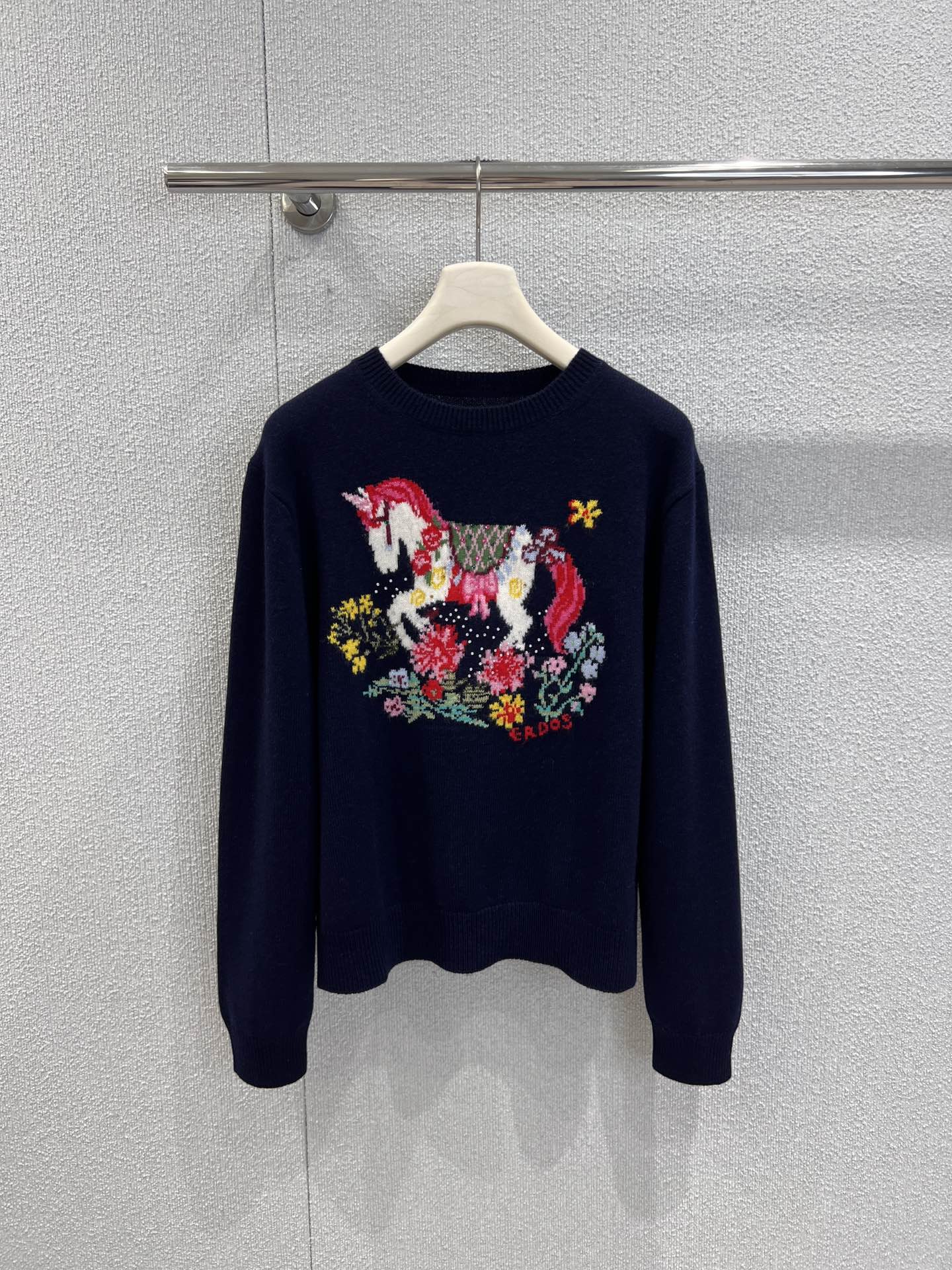 NO:624605,Supports exchange of styles ERDOS*25Fw new autumn and winter style Year of the Horse series pony pattern pullover long-sleeved sweater丨Exclusively developed by yb!  High quality production!  Customized imported wool knitted material, soft, delicate and warm. Carousel embroidery on the chest + Swarovski rhinestone embellishment, full of sophistication. Loose fit, strong tolerance, comfortable to wear. Midnight blue tone is deep and peaceful, full of festive atmosphere!  Ready for sale S/M/L real shot details,,swarovski,sweaters,alexander wang19860909支持换款 ERDOS*25Fw秋冬新款 马年系列小马图案套头长袖毛衣丨独家yb开发！高版出品！定制进口羊毛针织材质 柔软细腻又保暖 胸前旋转木马刺绣＋施华洛世奇水钻点缀,精致感满满.宽松版型,包容性强,穿着舒适.午夜蓝色调深邃宁静,节日氛围感拉满！现货发售S/M/L实拍细节图,,swarovski,sweaters,alexander wang,Women's clothing