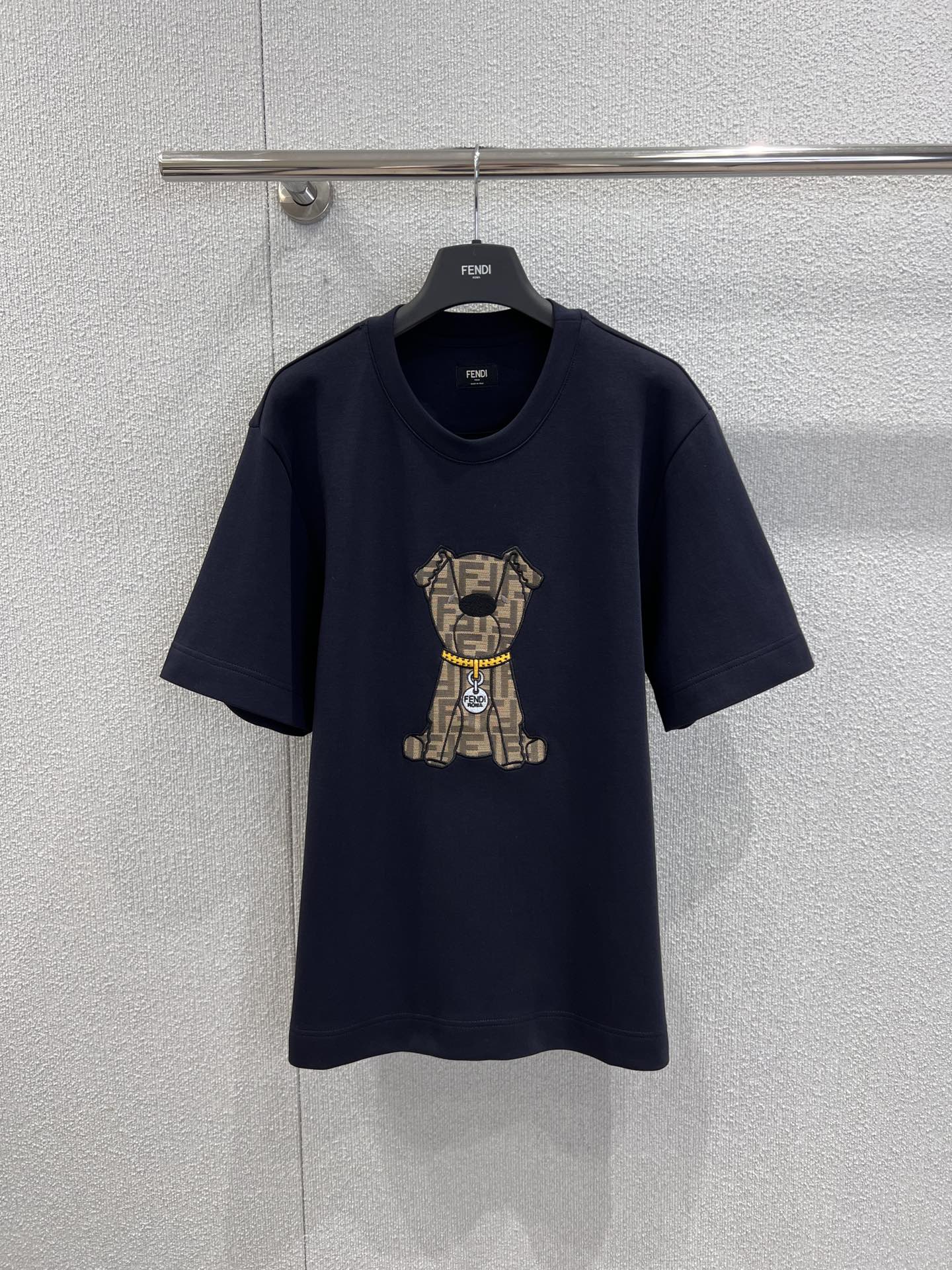 NO:625332,Supports exchange Fend* 26SS early spring new brown pattern puppy FF jacquard short-sleeved T-shirt丨Exclusively developed by yb!  High quality production!  The soft and smooth heavyweight cotton has a slight luster. The loose round neck version is not flattering on the figure and is suitable for both men and women. The classic brown background FF old flower print is made into a puppy shape, and is decorated with a gold chain + brand tag. It is cute and yet has a high level of luxury recognition!  Ready-made S/M/L real shot details, fendi, T-shirt, tees, t-shirt, alexander wang19860909支持换款 Fend* 26SS早春新款 棕纹小狗FF提花短袖T恤丨独家yb开发！高版出品！软糯垂顺的重磅棉,自带微微光泽感,宽松圆领版型不挑身材,男女穿都适配；经典棕底FF老花印制成小狗造型,搭配金色链条+品牌吊牌装饰,萌趣中藏着高奢辨识度！现货发售S/M/L实拍细节图,,fendi,T-shirt,tees，t-shirt,alexander wang,Women's clothing