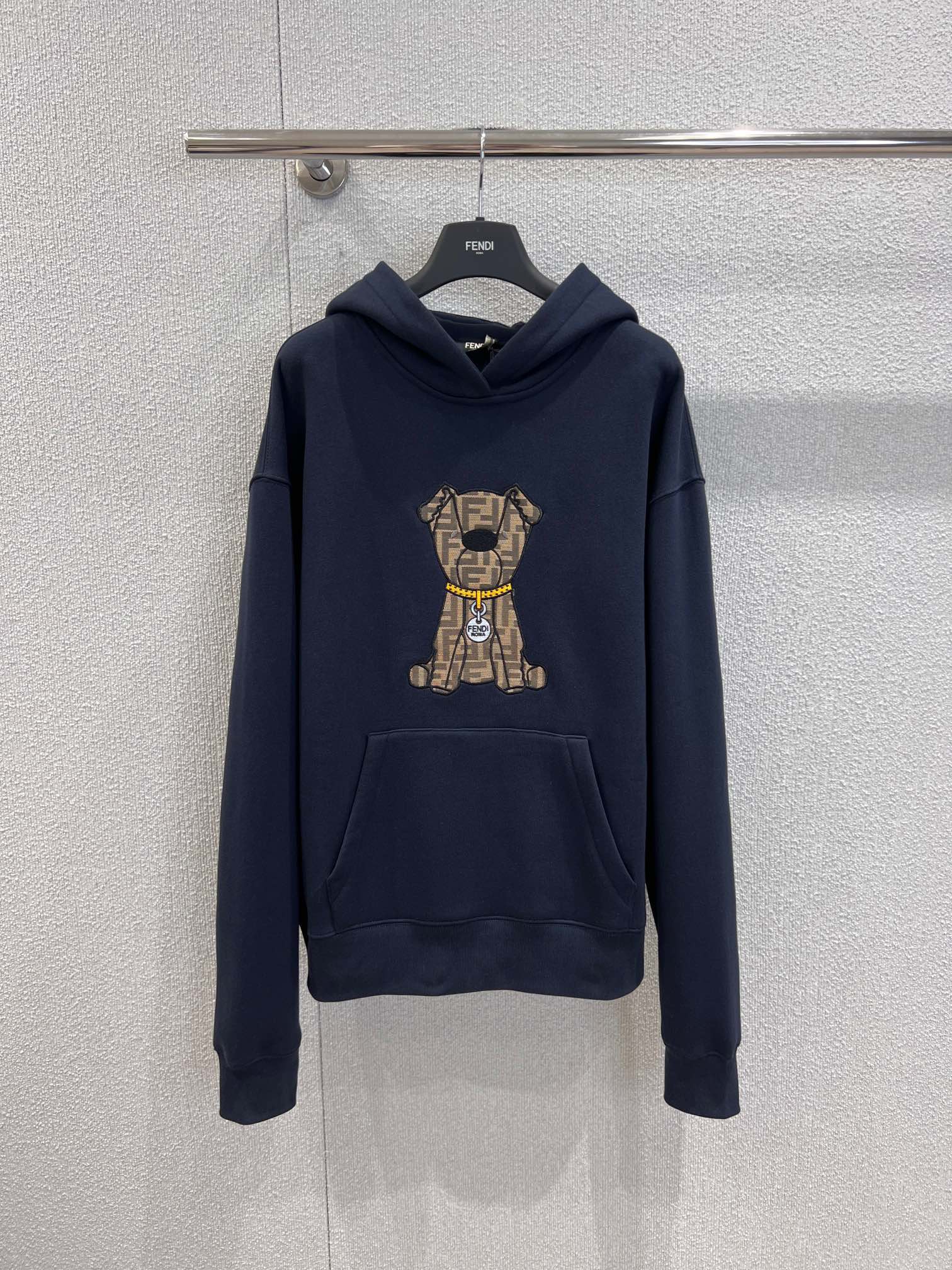 NO:625338,Support exchange Fend* 26SS early spring new brown pattern puppy FF jacquard hooded sweatshirt丨Exclusively developed by yb!  High quality production!  Heavy cotton blended fabric, dropped shoulders, oversize version, hidden flesh and casual, hood + kangaroo pocket are standard for daily relaxation. The classic brown background FF presbyopia is printed in the shape of a puppy, with gold chain + brand tag decoration, cute and high-definition hidden in the recognition; suitable for both men and women; ready for sale S/M/L real shot details, fendi, versace, hoodie, sweatshirts, hats, alexander wang19860909支持换款 Fend* 26SS早春新款 棕纹小狗FF提花连帽卫衣丨独家yb开发！高版出品！重磅棉混纺面料,落肩oversize版型藏肉又随性,连帽+袋鼠兜是日常松弛感的标配.经典棕底FF老花印成小狗造型,搭配金色链条+品牌吊牌装饰,萌趣里藏着高定辨识度；男女穿都适配；现货发售S/M/L实拍细节图,,fendi,versace,hoodie,sweatshirts,hats,alexander wang,Women's clothing