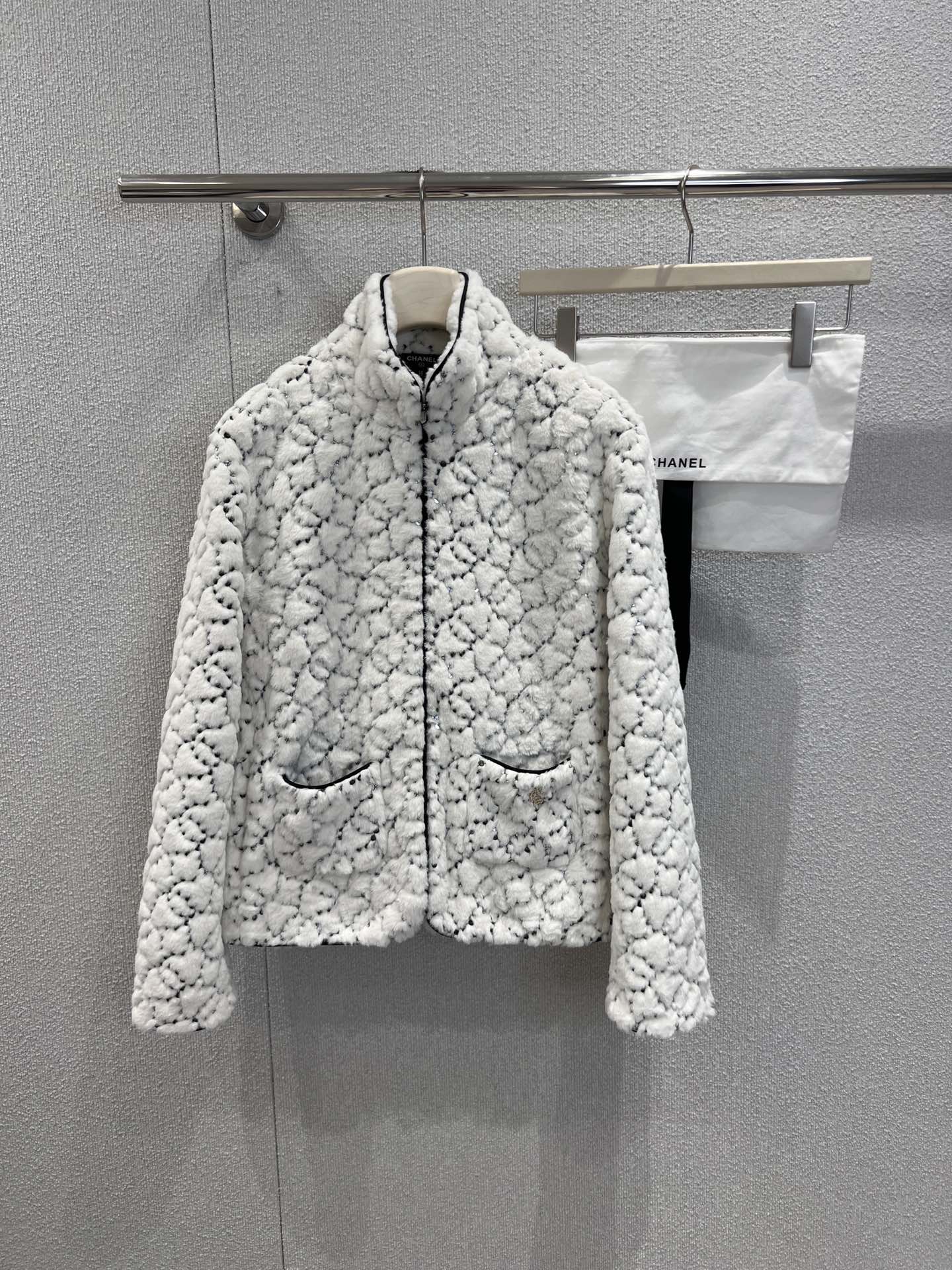 NO:626503,Support exchange Chan*l 25N Coco Neige ski series black and white sequined furry dark pattern jacket丨exclusively developed by yb!  High quality production!  The fluffy plush base is covered with black and white contrasting dark patterns, and every inch looks like crushed snow wrapped in fine starlight; the texture is covered with sequins, which diffuses a cold-toned luster when walking around, making it lazy and effortless. The short cut creates a high waistline,  Stand collar/lapel double design, with black edging to outline the outline, it is sweet and cool and just hits the relaxed feeling of 'a wealthy daughter going out on the street'. Ready stock S/M/L real shot details,,chanel,jackets  & coats,alexander wang19860909支持换款 Chan*l 25N Coco Neige滑雪系列 黑白亮片毛茸茸暗纹外套丨独家yb开发！高版出品！蓬松毛绒基底裹满黑白撞色暗纹,每一寸都像揉碎的雪团裹着细碎星光；亮片缀满肌理,走动时漫反射出冷调光泽,慵懒又闪得毫不费力.短款剪裁掐出高腰线,立领/翻领双搭设计,配黑色包边勾勒轮廓,甜酷之间刚好踩中“富家千金出街”的松弛感.现货发售S/M/L实拍细节图,,chanel,jackets & coats,alexander wang,Women's clothing