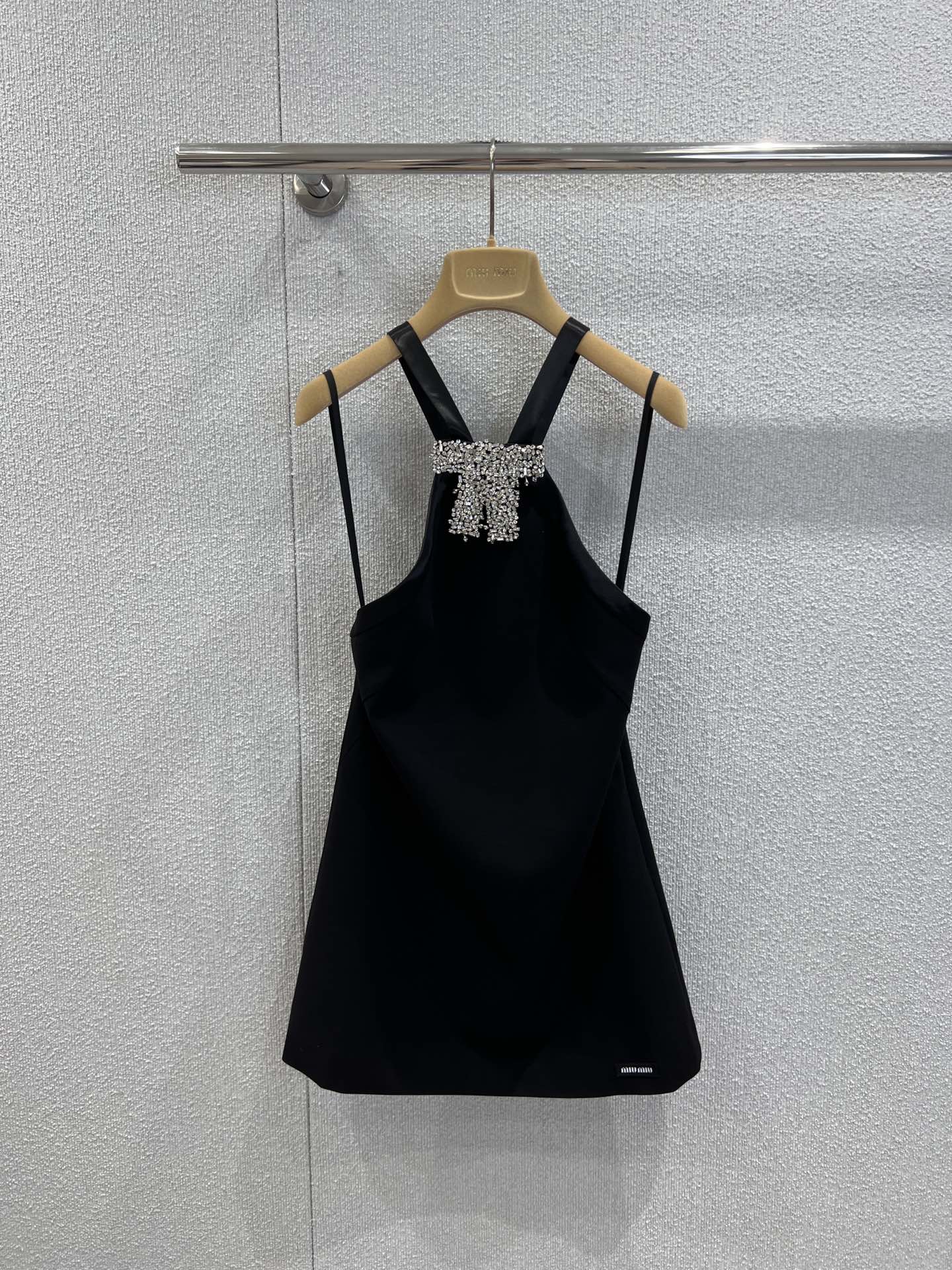 NO:630025,Supports exchange Miumi* 25Fw new autumn and winter heavy industry bow diamond black suspender mini dress丨Exclusively developed by yb!  Top quality production!  The satin black dress has a cool luster, and the halter neck straps + waist cut make the shoulder and neck lines beautiful and elegant; the heavy rhinestone bow on the neckline is the soul - the full diamond blingbling brings focus, and when you walk, the tiny flashes of light are like rubbing the starlight into the skirt~ Whether it is a date or a party, this black dress is the focus of the audience as soon as it appears. Who can not love the sweet and sassy daughter-in-law?  Ready sale S/M/L real shot details,,miumiu,skirts,alexander wang19860909支持换款 Miumi* 25Fw秋冬新款 重工蝴蝶结钻黑色吊带迷你连衣裙丨独家yb开发！顶级高版出品！缎面黑裙自带冷艳光泽,挂脖吊带+收腰剪裁,把肩颈线条衬得又美又贵；领口的重工水钻蝴蝶结是灵魂——满钻blingbling自带焦点,走动时细碎闪光像把星光揉进了裙摆里~不管是约会还是聚会,这条黑裙一出场就是全场焦点,又甜又飒的千金感谁能不爱？现货发售S/M/L实拍细节图,,miumiu,skirts,alexander wang,Women's clothing