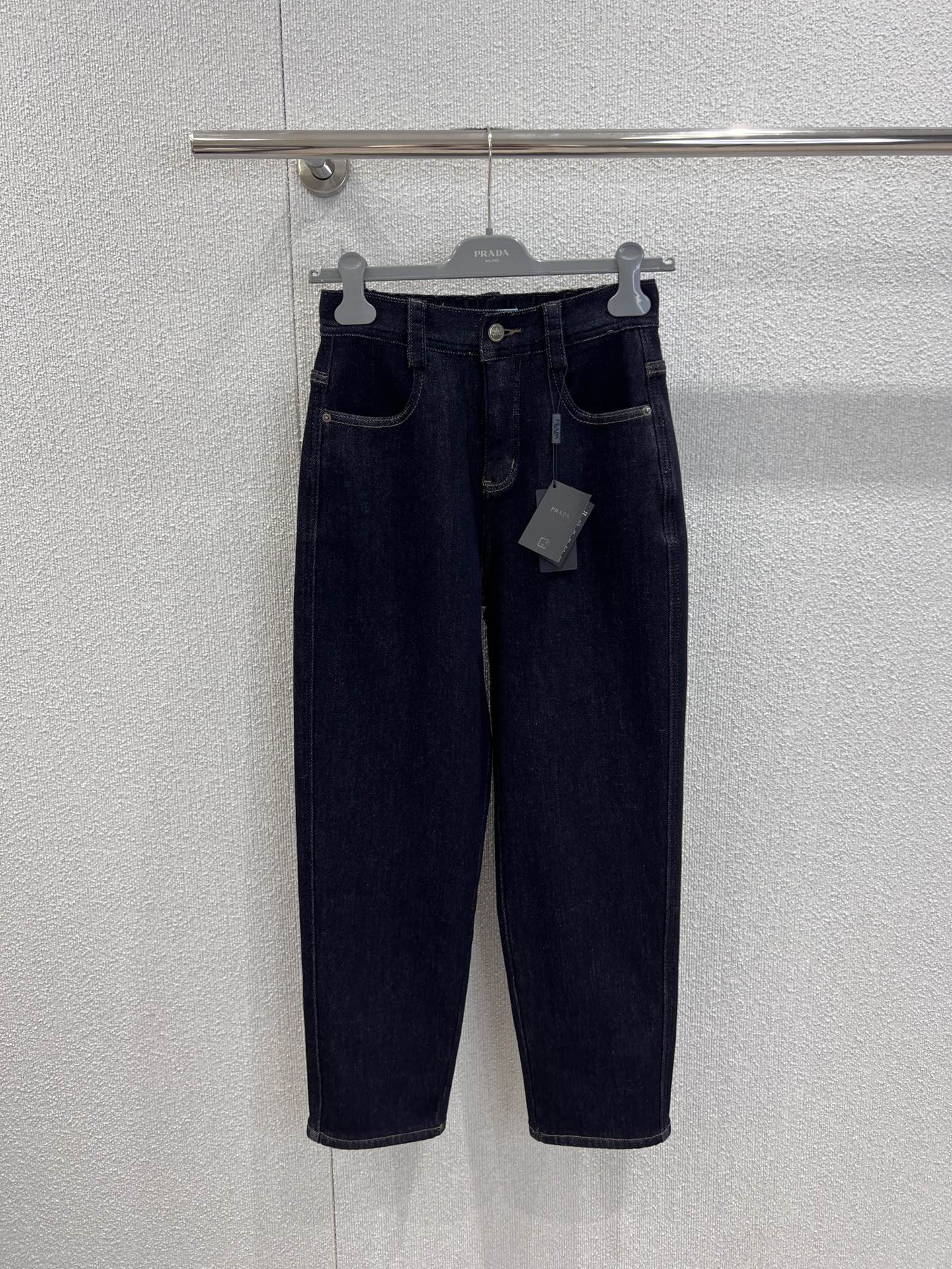 NO:626491,Supports exchange. Prad* 25Fw new autumn and winter style back pocket triangle logo elastic waist thickened nine-point jeans丨Exclusive high-end version!  Thickened denim + suede lining inside, warm and not bulky. The triangle mark on the back pocket is the soul mark, which is low-key and luxurious. The elastic waist + nine-point wide-leg version can expose the ankles and show lightness even if it is not flattering. Exquisite stitching + metal buttons, every detail has a sense of high-end, and it can also bring an elegant atmosphere to daily wear. Ready-made S/M/L real shot details, prada, jeans, alexander wang19860909支持换款 Prad* 25Fw秋冬新款 后袋三角标松紧腰加厚九分牛仔裤丨独家高版出品！加厚牛仔+内里绒面衬里,保暖不笨重,后袋三角标是灵魂标识,低调戳中轻奢审美；松紧腰+九分阔腿版型,不挑身材还能露出脚踝显轻盈；精致缝线+金属纽扣,每处细节都透着高级感,日常穿也能自带贵气氛围.现货发售S/M/L实拍细节图,,prada,jeans,alexander wang,Women's clothing