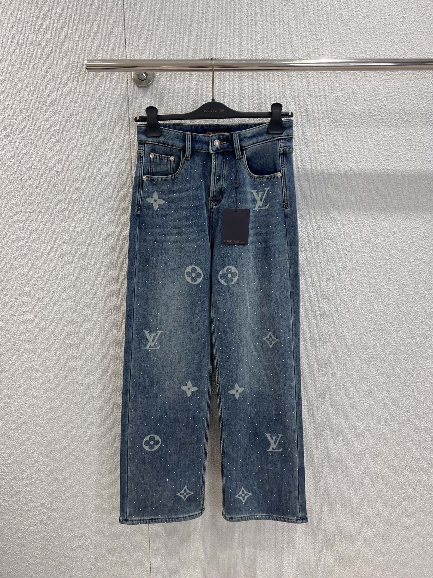 NO:626477,Support exchange Louis vuitto* 25FW autumn and winter new style denim trousers with presbyopia printed all over the front and hot diamonds丨Exclusive high-end version!  Thickened denim fabric + suede lining inside, keeping warm without being bulky. It is fully printed with presbyopia logo and finely shredded hot diamonds. It has a blingbling luster under the light, making it not showy. The wide-leg version + high-waist cut can hide the flesh and make the body proportions fuller!  Ready sale S/M/L real shot details,,louis vuitton,alexander wang19860909支持换款 Louis vuitto* 25FW秋冬新款 老花满印前幅烫钻牛仔长裤丨独家高版出品！加厚牛仔面料+内里绒面衬里,保暖不臃肿,满印老花标识叠搭细碎烫钻,灯光下自带blingbling光泽,贵气不张扬；阔腿版型+高腰剪裁,藏肉还能拉满身材比例！现货发售S/M/L实拍细节图,,louis vuitton,alexander wang,Women's clothing