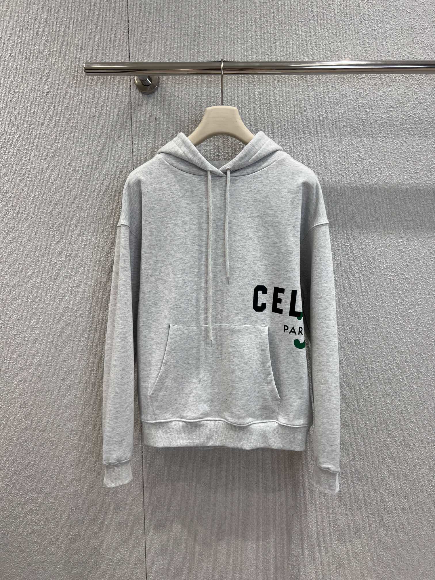 NO:625318,Supports exchange Celin* 26SS early spring new style hooded sweatshirt with Arc de Triomphe print on the side | Exclusively developed by yb!  High quality production!  The printed logo with contrasting letters is paired with an artistic pattern of the same color. The side layout breaks the rules and brings a dynamic and fashionable feeling when walking; it has the gentleness and relaxation of light heather gray, the eye-catching sapphire blue, and the pure black is a classic and unmistakable high-end feel; the oversize version with dropped shoulders hides the flesh.  It is also casual and casual. The terry cloth fabric is soft and skin-friendly. It is suitable for wearing alone or layering in early spring. Ready-made S/M/L real shot details, celine, versace, hoodie, sweatshirts, hats, alexander  wang19860909支持换款 Celin* 26SS早春新款 侧边字母凯旋门印花连帽卫衣丨独家yb开发！高版出品！撞色字母印花标识,搭配同色系艺术化图案,侧边排版打破常规,走动间自带动态时髦感；既有浅麻灰的温柔松弛,也有宝蓝的吸睛亮眼,纯黑则是经典不出错的高阶感；落肩oversize版型藏肉又显随性,毛圈布面料软糯亲肤,早春单穿、叠穿都适配.现货发售S/M/L实拍细节图,,celine,versace,hoodie,sweatshirts,hats,alexander wang,Women's clothing