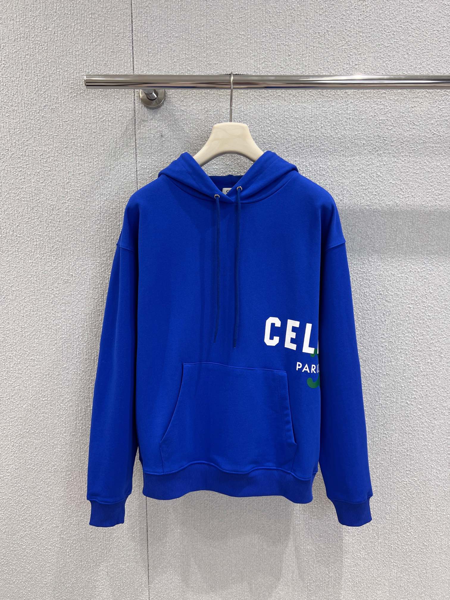 NO:625322,Supports exchange Celin* 26SS early spring new style hooded sweatshirt with Arc de Triomphe print on the side | Exclusively developed by yb!  High quality production!  The printed logo with contrasting letters is paired with an artistic pattern of the same color. The side layout breaks the rules and brings a dynamic and fashionable feeling when walking; it has the gentleness and relaxation of light heather gray, the eye-catching sapphire blue, and the pure black is a classic and unmistakable high-end feel; the oversize version with dropped shoulders hides the flesh.  It is also casual and casual. The terry cloth fabric is soft and skin-friendly. It is suitable for wearing alone or layering in early spring. Ready-made S/M/L real shot details, celine, versace, hoodie, sweatshirts, hats, alexander  wang19860909支持换款 Celin* 26SS早春新款 侧边字母凯旋门印花连帽卫衣丨独家yb开发！高版出品！撞色字母印花标识,搭配同色系艺术化图案,侧边排版打破常规,走动间自带动态时髦感；既有浅麻灰的温柔松弛,也有宝蓝的吸睛亮眼,纯黑则是经典不出错的高阶感；落肩oversize版型藏肉又显随性,毛圈布面料软糯亲肤,早春单穿、叠穿都适配.现货发售S/M/L实拍细节图,,celine,versace,hoodie,sweatshirts,hats,alexander wang,Women's clothing