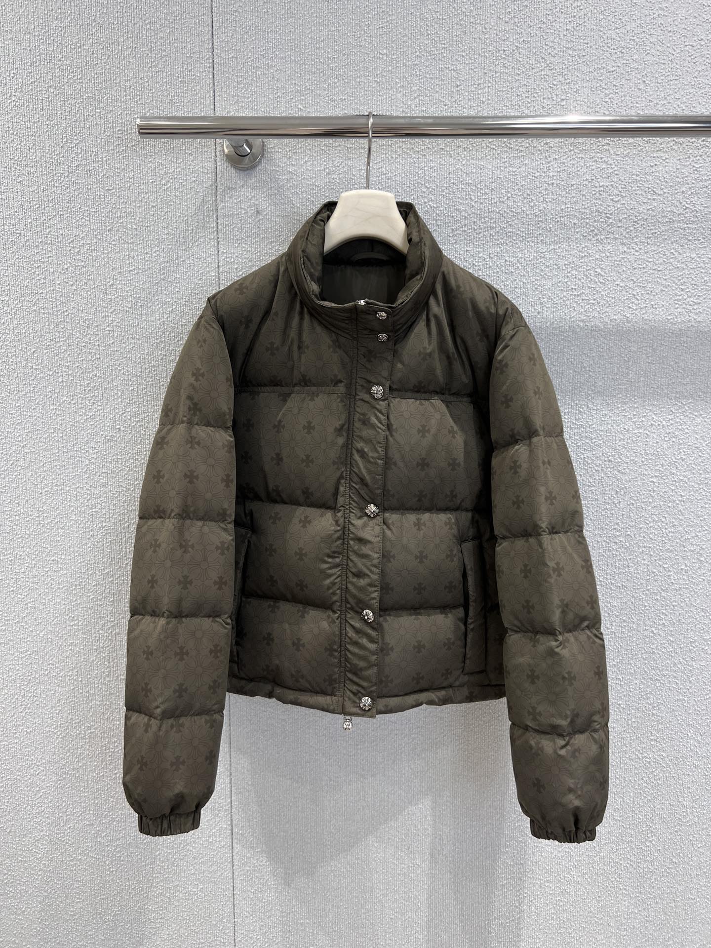 NO:626462,Comes with dust bag Chorme heart* 25Fw new autumn and winter cross print down jacket丨Exclusive high-end version!  The Chrome Hearts classic cross pattern is all over printed, low-key and brand-recognizable. The short silhouette + fluffy velvet can not only modify the body proportions, but also keep warm in winter; the stand-up collar design + metal snap placket, the details echo the dark luxury tone of the brand, and the metal pendant at the zipper is the finishing touch. It is an indispensable autumn and winter texture in the trendy wardrobe. Ready-made S/M/L real shot details, chrome hearts, jackets &  coats,down jacket,alexander wang19860909配防尘袋 Chorme heart* 25Fw秋冬新款 十字架印花羽绒服外套丨独家高版出品！满印Chrome Hearts经典十字架暗纹,低调中自带品牌辨识度,短款廓形+蓬松充绒,既能修饰身材比例,又能兼顾冬日保暖性；立领设计+金属按扣门襟,细节处呼应品牌暗黑奢华调性,拉链处的金属吊坠更是点睛之笔.是潮人衣橱里不可少的秋冬质感担当.现货发售S/M/L实拍细节图,,chrome hearts,jackets & coats,down jacket,alexander wang,Women's clothing