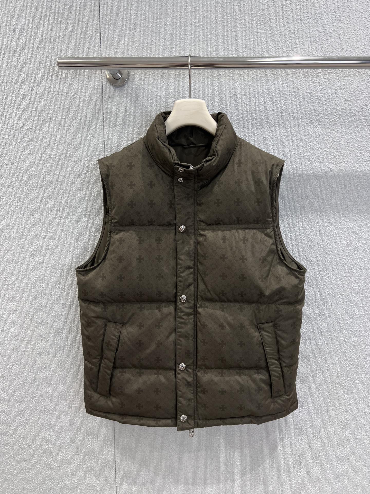 NO:626444,Comes with dust bag Chrome H*arts 25FW new autumn and winter cross print down vest丨Exclusive high-end version!  The iconic dark pattern print is CH's signature dark tone. Each button is engraved with Crow's classic cross pattern. Raising your hand shows low-key elegance. Stand-up collar + short version, 90 white duck down filling is fluffy but not bulky. It can be worn alone in early winter or layered with a coat in late winter to withstand the cold wind!  Ready for sale S/M/L real shot details,,chrome hearts,chrome hearts,down jacket,alexander wang19860909配防尘袋 Chrome H*arts 25FW秋冬新款 十字架印花羽绒马甲背心丨独家高版出品！标志性暗纹印花,是CH标志性的暗黑腔调,每颗纽扣都刻着克罗经典十字花纹,抬手就是低调的贵气, 立领+短款版型, 90白鸭绒填充蓬松但不臃肿,初冬单穿、深冬叠大衣都能扛住寒风！现货发售S/M/L实拍细节图,,chrome hearts,chrome hearts,down jacket,alexander wang,Women's clothing