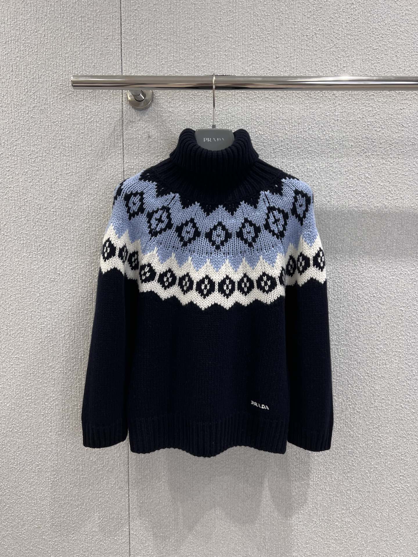 NO:624593,Supports exchange Prad* 25FW new autumn and winter cashmere blend turtleneck jacquard sweater丨Exclusively developed by yb!  High quality production!  The thick wool + cashmere blend has a soft and boney fluffy feel, and the velvety warmth of cashmere sticks to the skin. The geometric rhombus is the retro tone of the totem of the ski resort. The hem is low-key and suppresses the brand logo. The low-key hides the recognition!  Ready-made S/M/L real shot details, prada, alexander wang19860909支持换款 Prad* 25FW秋冬新款 羊绒混纺高领提花针织衫丨独家yb开发！高版出品！羊毛+羊绒混纺粗棒针,软而有骨的蓬松感,贴肤是羊绒的绒糯暖意,几何菱格,是雪场图腾的复古腔调,下摆低调压品牌标识,低调里藏着辨识度！现货发售S/M/L实拍细节图,,prada,alexander wang,Women's clothing