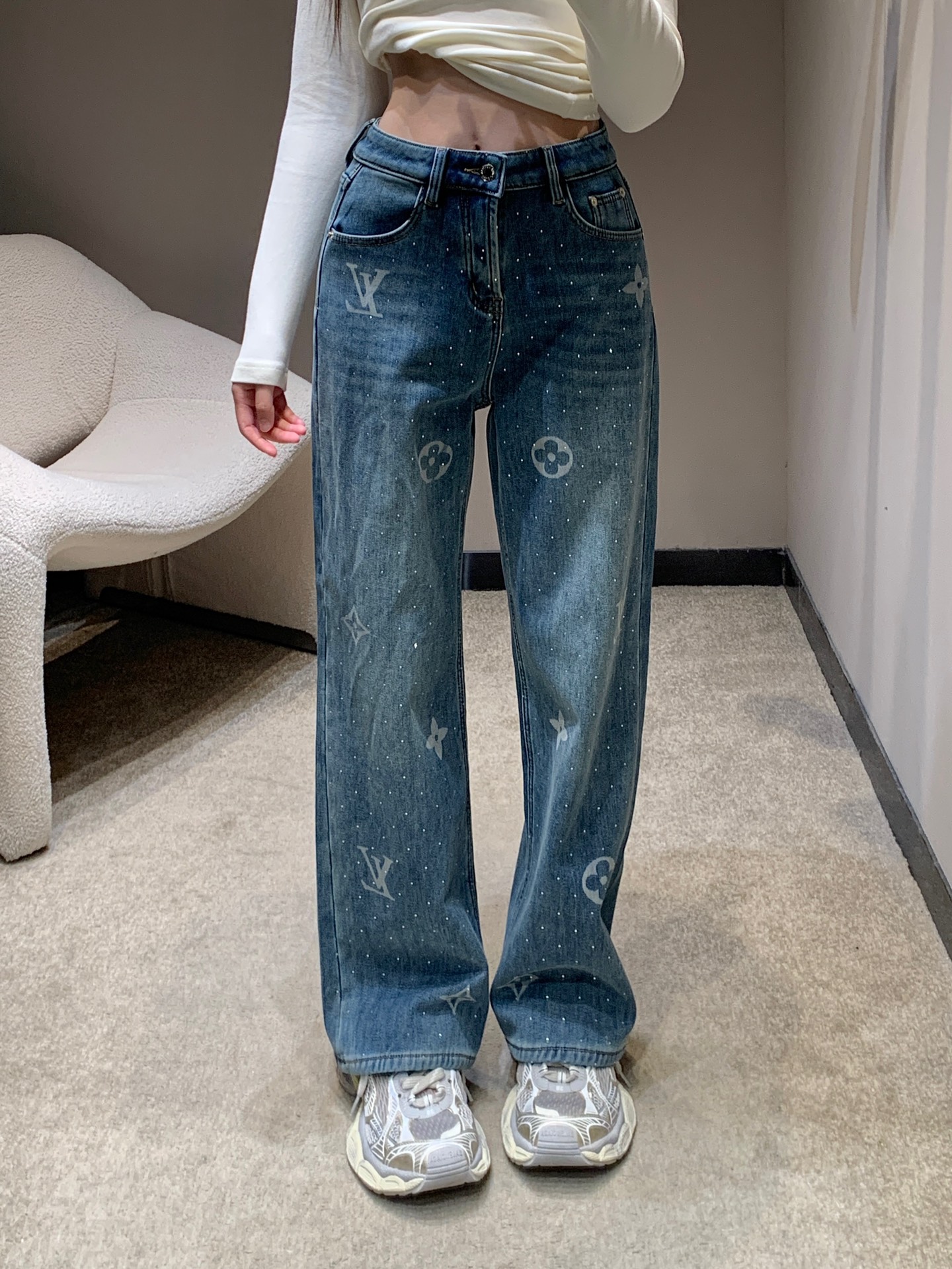 NO:626484,Louis vuitto* 25FW new autumn and winter new denim trousers with presbyopia printed all over the front and hot diamonds | Exclusive high-end version!  Thickened denim fabric + suede lining inside, keeping warm without being bulky. It is fully printed with presbyopia logo and finely shredded hot diamonds. It has a blingbling luster under the light, making it not showy. The wide-leg version + high-waist cut can hide the flesh and make the body proportions fuller!  Available in stock S/M/L,,louis vuitton,alexander wang19860909Louis vuitto* 25FW秋冬新款 老花满印前幅烫钻牛仔长裤丨独家高版出品！加厚牛仔面料+内里绒面衬里,保暖不臃肿,满印老花标识叠搭细碎烫钻,灯光下自带blingbling光泽,贵气不张扬；阔腿版型+高腰剪裁,藏肉还能拉满身材比例！现货发售S/M/L,,louis vuitton,alexander wang,Women's clothing