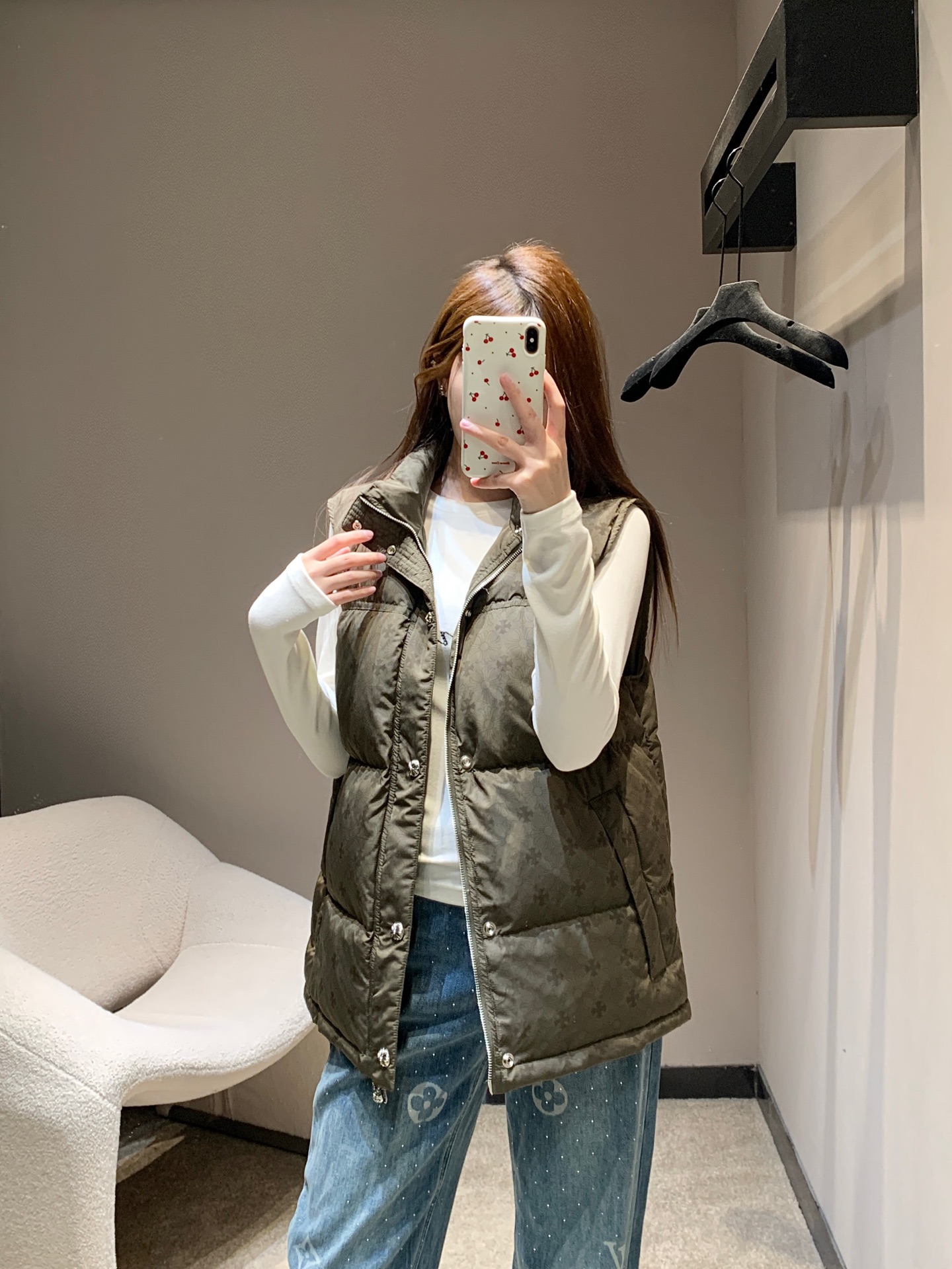 NO:626453,Chrome H*arts 25FW new autumn and winter cross-printed down vest | Exclusive high-end version!  The iconic dark pattern print is CH's signature dark tone. Each button is engraved with Crow's classic cross pattern. Raising your hand shows low-key elegance. Stand-up collar + short version, 90 white duck down filling is fluffy but not bulky. It can be worn alone in early winter or layered with a coat in late winter to withstand the cold wind!  Available in stock S/M/L,,chrome hearts,chrome hearts,down jacket,alexander wang19860909Chrome H*arts 25FW秋冬新款 十字架印花羽绒马甲背心丨独家高版出品！标志性暗纹印花,是CH标志性的暗黑腔调,每颗纽扣都刻着克罗经典十字花纹,抬手就是低调的贵气, 立领+短款版型, 90白鸭绒填充蓬松但不臃肿,初冬单穿、深冬叠大衣都能扛住寒风！现货发售S/M/L,,chrome hearts,chrome hearts,down jacket,alexander wang,Women's clothing