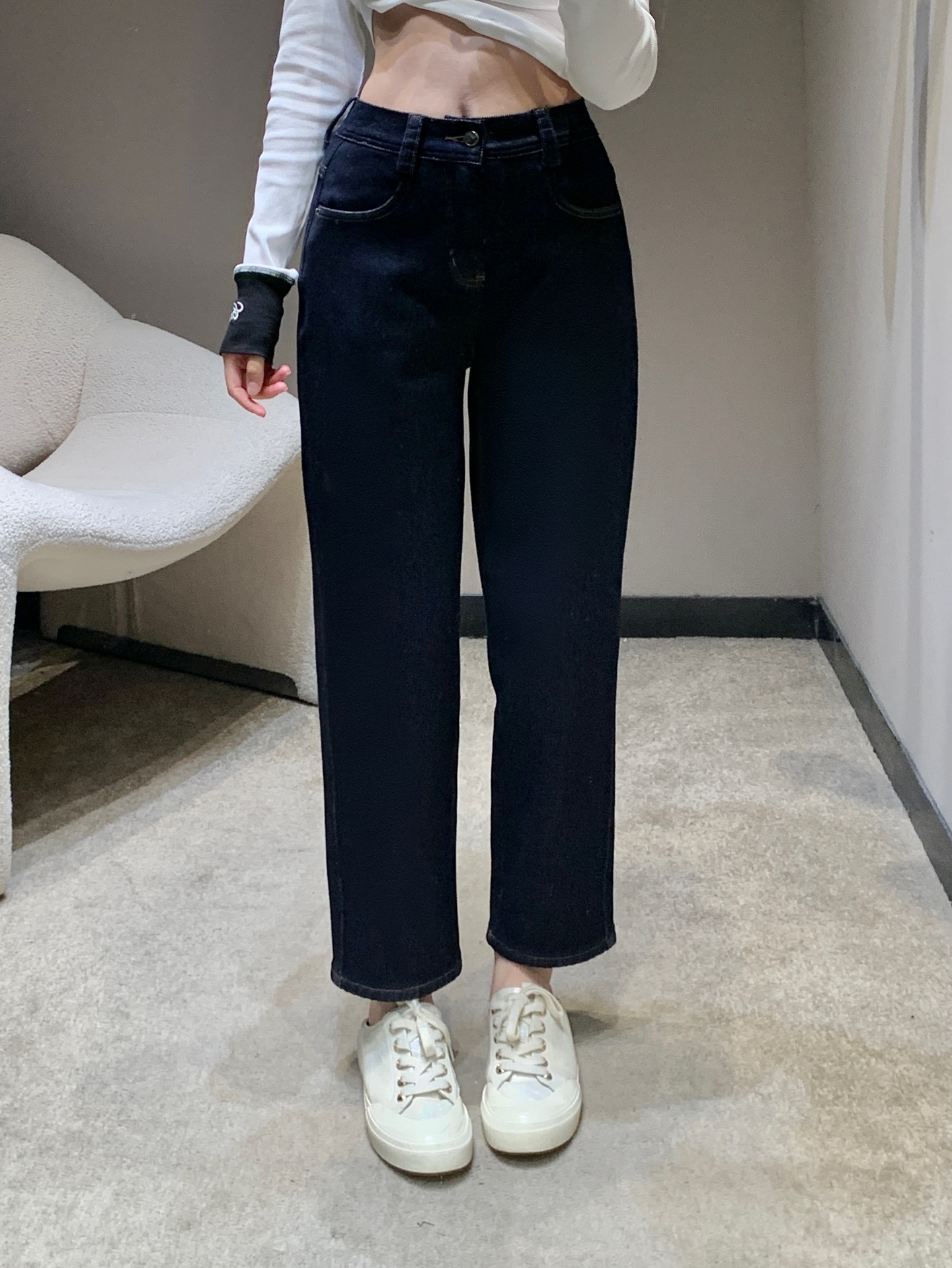 NO:626498,Prad* 25Fw new autumn and winter style back pocket triangular logo elastic waist thickened nine-point jeans丨Exclusive high-end version!  Thickened denim + suede lining inside, warm and not bulky. The triangle mark on the back pocket is the soul mark, low-key and luxurious aesthetic; elastic waist + nine-point wide leg version, not flattering but also revealing the ankles, showing lightness; exquisite stitching + metal buttons, every detail reveals a sense of luxury, and can also bring a noble atmosphere for daily wear. Ready for sale S/M/L,, prada, jeans, alexander wang19860909Prad* 25Fw秋冬新款 后袋三角标松紧腰加厚九分牛仔裤丨独家高版出品！加厚牛仔+内里绒面衬里,保暖不笨重,后袋三角标是灵魂标识,低调戳中轻奢审美；松紧腰+九分阔腿版型,不挑身材还能露出脚踝显轻盈；精致缝线+金属纽扣,每处细节都透着高级感,日常穿也能自带贵气氛围.现货发售S/M/L,,prada,jeans,alexander wang,Women's clothing