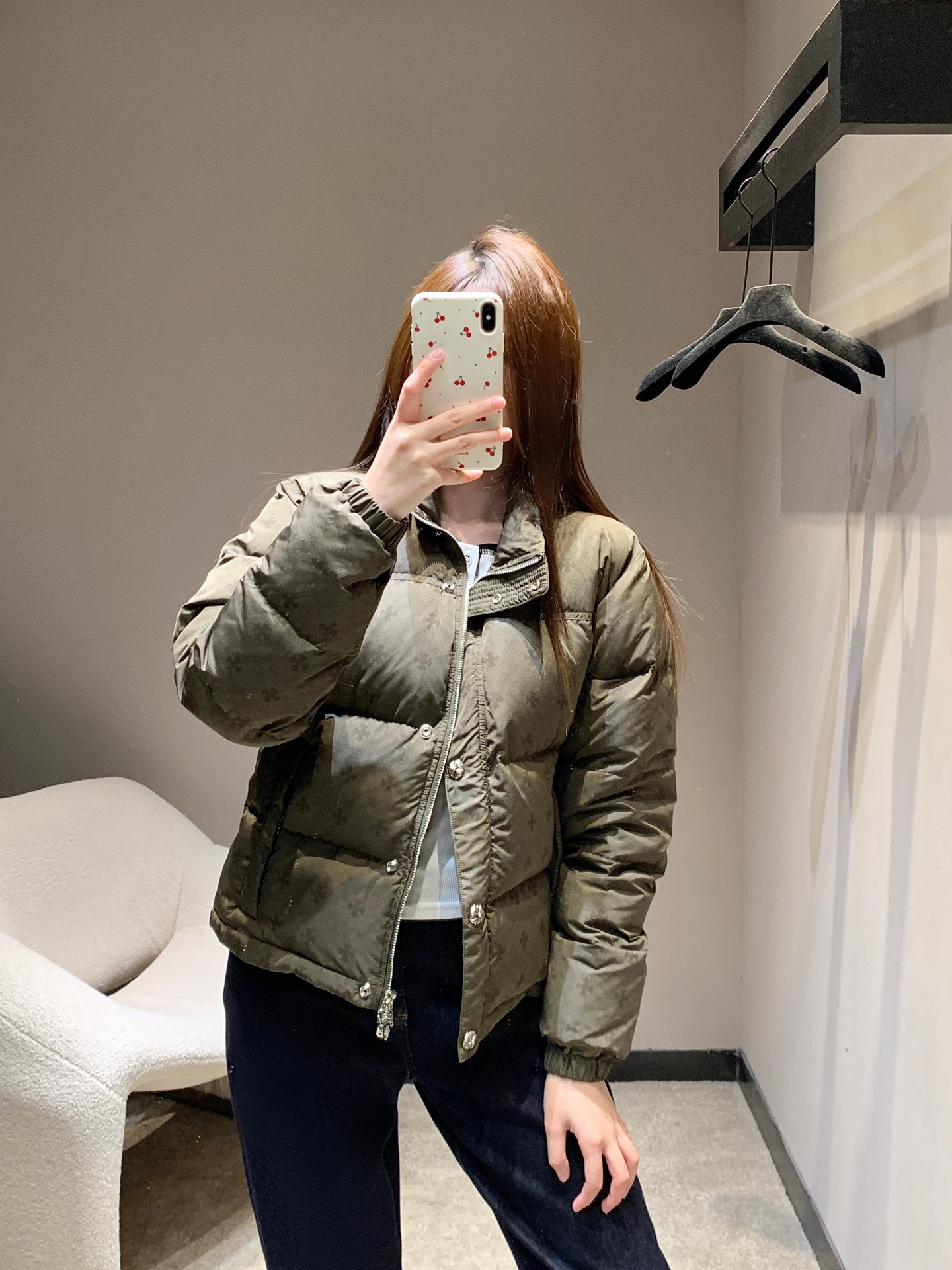 NO:626470,Chorme heart* 25Fw new autumn and winter cross print down jacket丨Exclusive high-end version!  The Chrome Hearts classic cross dark pattern is all over printed, low-key and brand-recognizable. The short silhouette + fluffy velvet can not only modify the body proportions, but also take into account the warmth in winter; the stand-up collar design + metal snap placket, the details echo the dark luxury tone of the brand, and the metal pendant at the zipper is the finishing touch. It is an indispensable autumn and winter texture in the trendy wardrobe. Ready for sale S/M/L,, chrome hearts, jackets & coats, down  jacket,alexander wang19860909Chorme heart* 25Fw秋冬新款 十字架印花羽绒服外套丨独家高版出品！满印Chrome Hearts经典十字架暗纹,低调中自带品牌辨识度,短款廓形+蓬松充绒,既能修饰身材比例,又能兼顾冬日保暖性；立领设计+金属按扣门襟,细节处呼应品牌暗黑奢华调性,拉链处的金属吊坠更是点睛之笔.是潮人衣橱里不可少的秋冬质感担当.现货发售S/M/L,,chrome hearts,jackets & coats,down jacket,alexander wang,Women's clothing