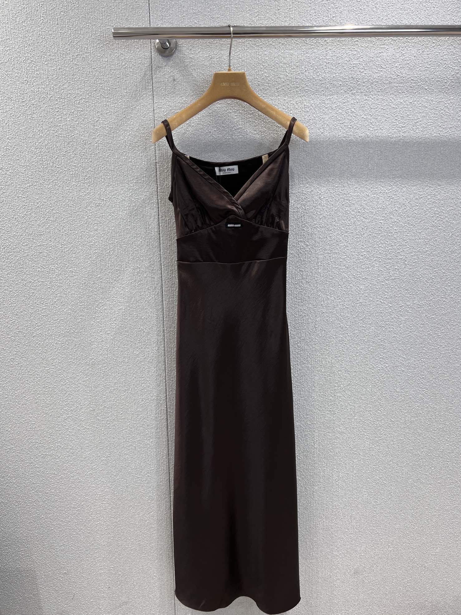 NO:626442,Support exchange Miumi* 25FW new autumn and winter bow tie V-neck imitation acetate suspender long skirt丨Exclusively developed by yb!  High quality production!  The imitation acetate fabric has a delicate luster, and the drape wraps up the smooth waist and hip curves, giving a low-key elegance when walking; the deep V-neck makes the neck longer, and the bow ties on the shoulder straps are the finishing touch, sweet but not greasy; the high waistline + slightly slit skirt allows even a small person to look relaxed with a 'leg length of 2 meters'  Feel; it can be layered with fur jackets/knitted cardigans in autumn and winter, or worn alone in spring to bring out the cool ladylike temperament. It is a 'universal oil' item that can be worn at annual meetings, dates, and afternoon tea. Ready stock S/M/L real shot details, miumiu, skirts, jackets  & coats,alexander wang19860909支持换款 Miumi* 25FW秋冬新款 蝴蝶结系带V领仿醋酸吊带长裙丨独家yb开发！高版出品！仿醋酸面料自带细腻光泽,垂坠感裹出流畅腰臀曲线,走动间泛着低调贵气；深V领衬得脖颈纤长,肩带处的蝴蝶结系带是点睛之笔,甜而不腻；高腰线+微开叉裙摆,小个子也能穿出“腿长2米”的松弛感；秋冬可叠穿皮草外套/针织开衫,开春单穿自带清冷大小姐气质,是年会、约会、下午茶都能打的“万金油”单品.现货发售S/M/L实拍细节图,,miumiu,skirts,jackets & coats,alexander wang,Women's clothing