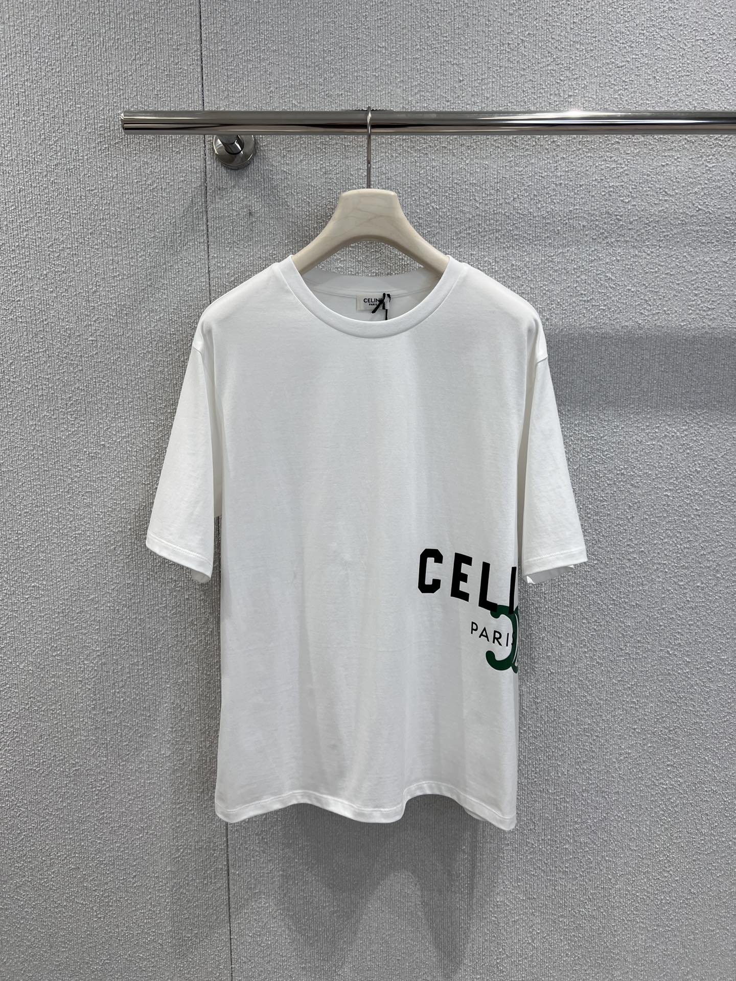 NO:626476,Supports exchange Celin* 26Ss early spring new letter printed round neck short-sleeved T-shirt丨Exclusively developed by yb!  High quality production!  The pure cotton fabric is soft but not slumped, with a matte matte high-end feel; letter + brand logo printing, black/white basic color with contrasting logo, simple but not monotonous, low-key and minimalist and trendy aesthetic; loose version adapts to different body shapes, boys wear it for a boyish look, girls wear it for a relaxed and casual look, one piece can be worn for couples. Ready-made S/M/L real shot details, celine, T-shirt, tees, t-shirt, alexander wang19860909支持换款 Celin* 26Ss早春新款 字母印花圆领短袖T恤丨独家yb开发！高版出品！纯棉面料软而不塌,自带雾面哑光高级感；字母+品牌标识印花,黑/白基础色搭撞色Logo,简约不单调,低调戳中极简潮人审美；宽松版型适配不同身形,男生穿是少年感,女生穿是松弛随性,一件搞定情侣款穿搭.现货发售S/M/L实拍细节图,,celine,T-shirt,tees，t-shirt,alexander wang,Women's clothing
