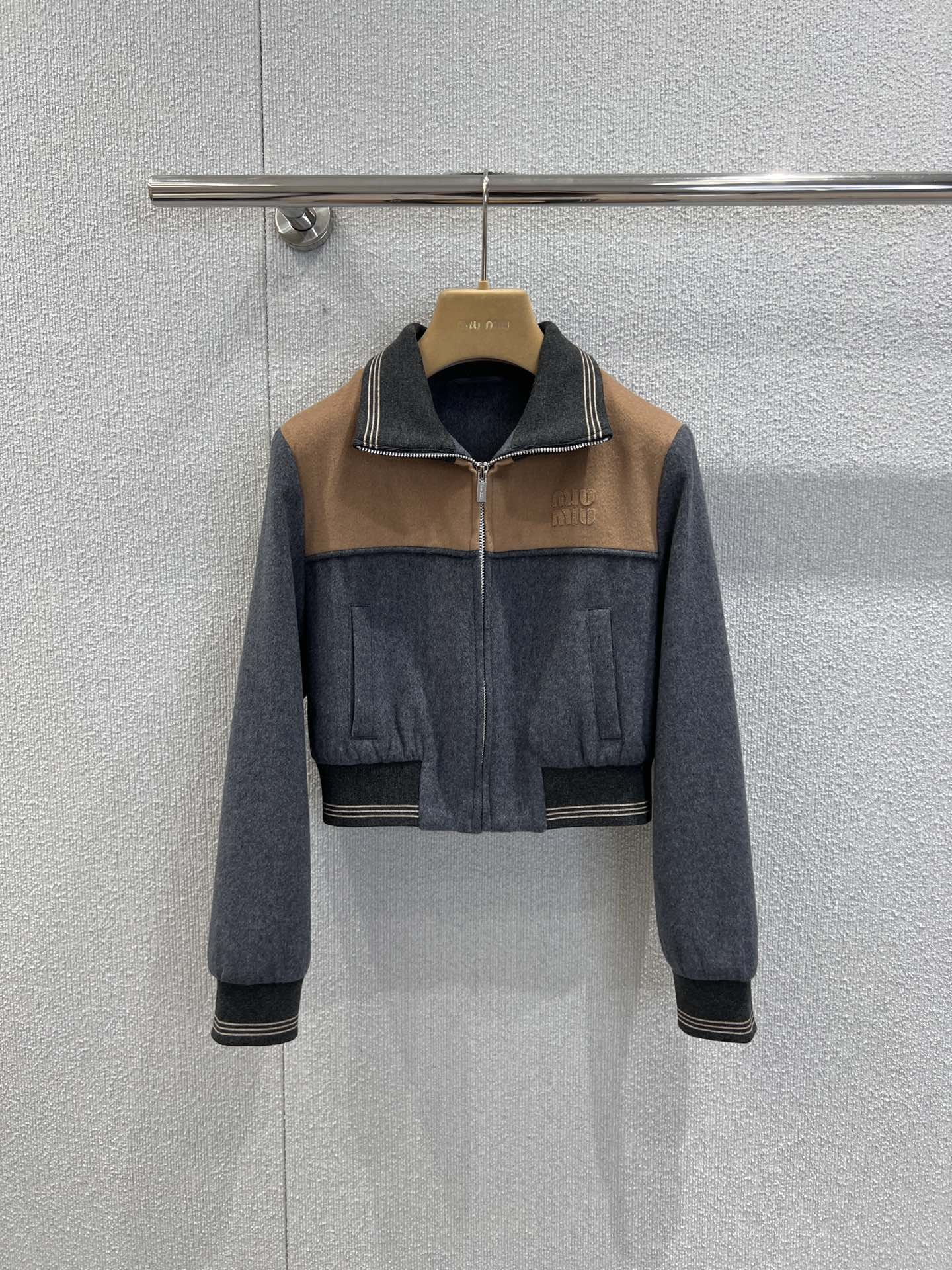 NO:626452,Jackets support exchange MiuMi* 26Ss early spring new style gray coffee color-blocked lapel short jacket + pants set丨Exclusively developed by yb!  High quality production!  Gray tone main body + caramel brown splicing, with American retro filter; striped webbing on lapel and waist + metal zipper, sweet and cool details that emphasize the wear control aesthetic; the combination of short jacket + high-waisted wide-leg pants, short at the top and long at the bottom directly lengthens the ratio  For example; the jacket is slightly waisted + the trousers have a drapey feel, which hides the flesh and can be worn casually and lazily; one set can complete all the relaxed retro style outfits in early spring. Ready-made S/M/L real shot details,, miumiu, jackets  & coats,alexander wang19860909外套 支持换款MiuMi* 26Ss早春新款 灰咖拼色翻领短款外套+裤子套装丨独家yb开发！高版出品！灰调主身+焦糖棕拼接,自带美式复古滤镜；翻领、腰头的条纹织带+金属拉链,甜酷细节戳中穿搭控审美；短款外套+高腰阔腿裤的组合,上短下长直接拉长比例；外套微收腰+裤子垂坠感,藏肉又能穿出随性慵懒；一套搞定早春所有松弛复古风穿搭.现货发售S/M/L实拍细节图,,miumiu,jackets & coats,alexander wang,Women's clothing