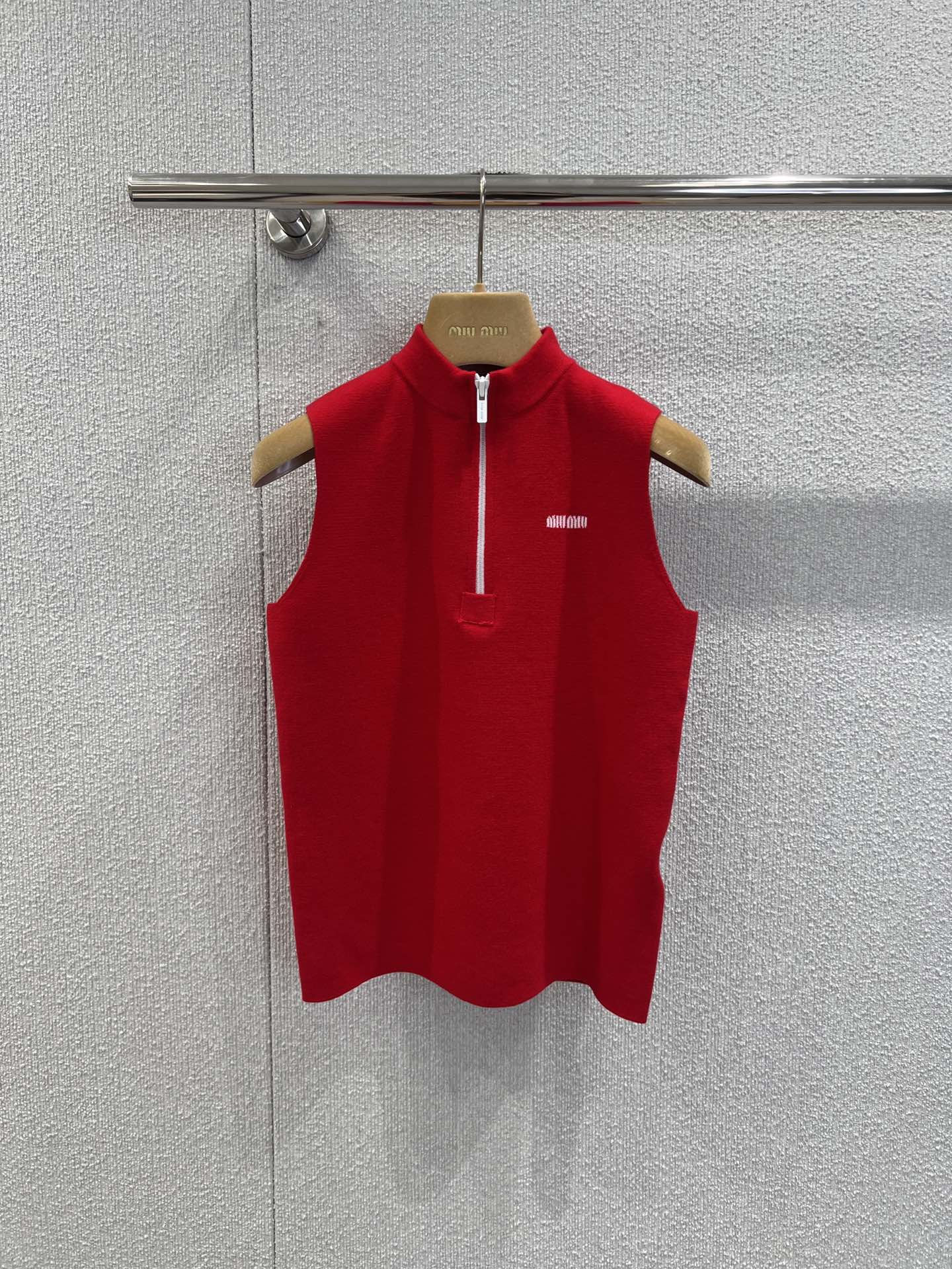 NO:626460,Supports exchange MiuMi* 25Fw new autumn and winter letter jacquard half-zip vest丨exclusively developed by yb!  High quality production!  The half-high collar + white half-zip are the sweet and cool soul details of Miu style; the mini jacquard letters on the chest are low-key and highlight the brand-controlled aesthetic; the sleeveless tailoring can be worn alone to expose the skin, or layered with a shirt/sweatshirt. It is a versatile style that can be worn inside or outside in autumn and winter!  Ready-made S/M/L real shot details,,miumiu,shirts,alexander wang19860909支持换款 MiuMi* 25Fw秋冬新款 字母提花半拉链背心丨独家yb开发！高版出品！半高领+白色半拉链,是Miu式甜酷的灵魂细节；胸前mini字母提花,低调戳中品牌控的审美；无袖剪裁既能单穿露肤,也能叠穿衬衫/针织衫,是秋冬“内搭外穿都能打”的万能款！现货发售S/M/L实拍细节图,,miumiu,shirts,alexander wang,Women's clothing