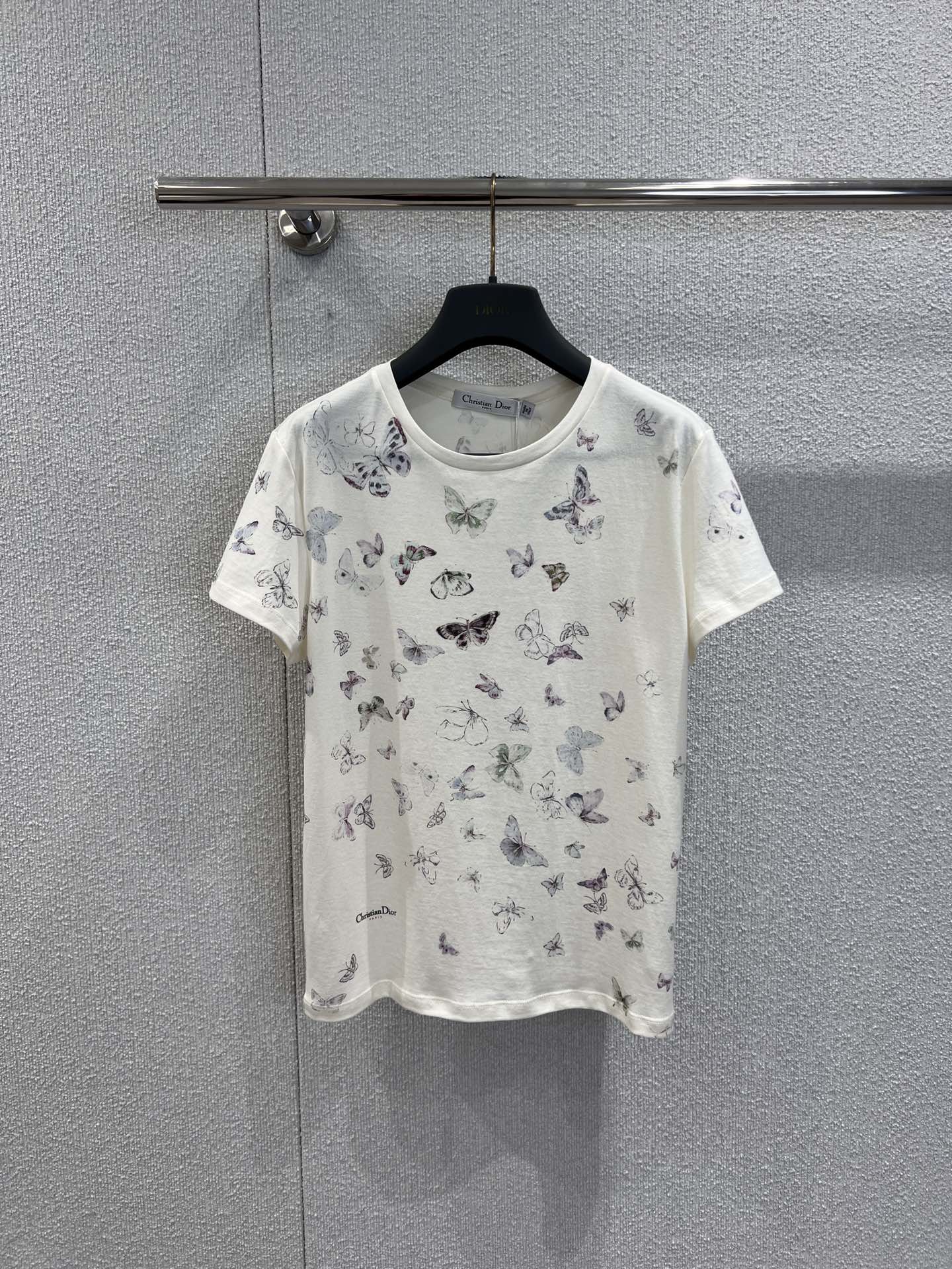 NO:626426,Support exchange Dio* 26SS early spring new butterfly print round neck short-sleeved T-shirt丨Exclusively developed by yb!  High quality production!  The soft and thin pure cotton fabric has a breathable feeling, slightly loose round neck + short tailoring, close to the skin without being sweaty, refreshing when worn alone in early spring, light when layered in early summer, watercolor-style butterflies cover the body, the lavender and light green colors are gentle but not gaudy, the hem is low-key embroidered with the brand logo, and the sweet but not greasy lady atmosphere is directly filled; ready-made S/M/L real shot details, dior, T-shirt, tees, t-shirt, alexander wang19860909支持换款 Dio* 26SS早春新款 蝴蝶印花圆领短袖T恤丨独家yb开发！高版出品！软薄纯棉面料自带呼吸感,微宽松圆领+短款剪裁,贴肤不闷汗,早春单穿清爽、初夏叠穿轻盈,水彩风蝴蝶铺满衣身,淡紫、浅绿配色温柔不艳俗,下摆低调绣着品牌标识,甜而不腻的大小姐氛围直接拉满；现货发售S/M/L实拍细节图,,dior,T-shirt,tees，t-shirt,alexander wang,Women's clothing