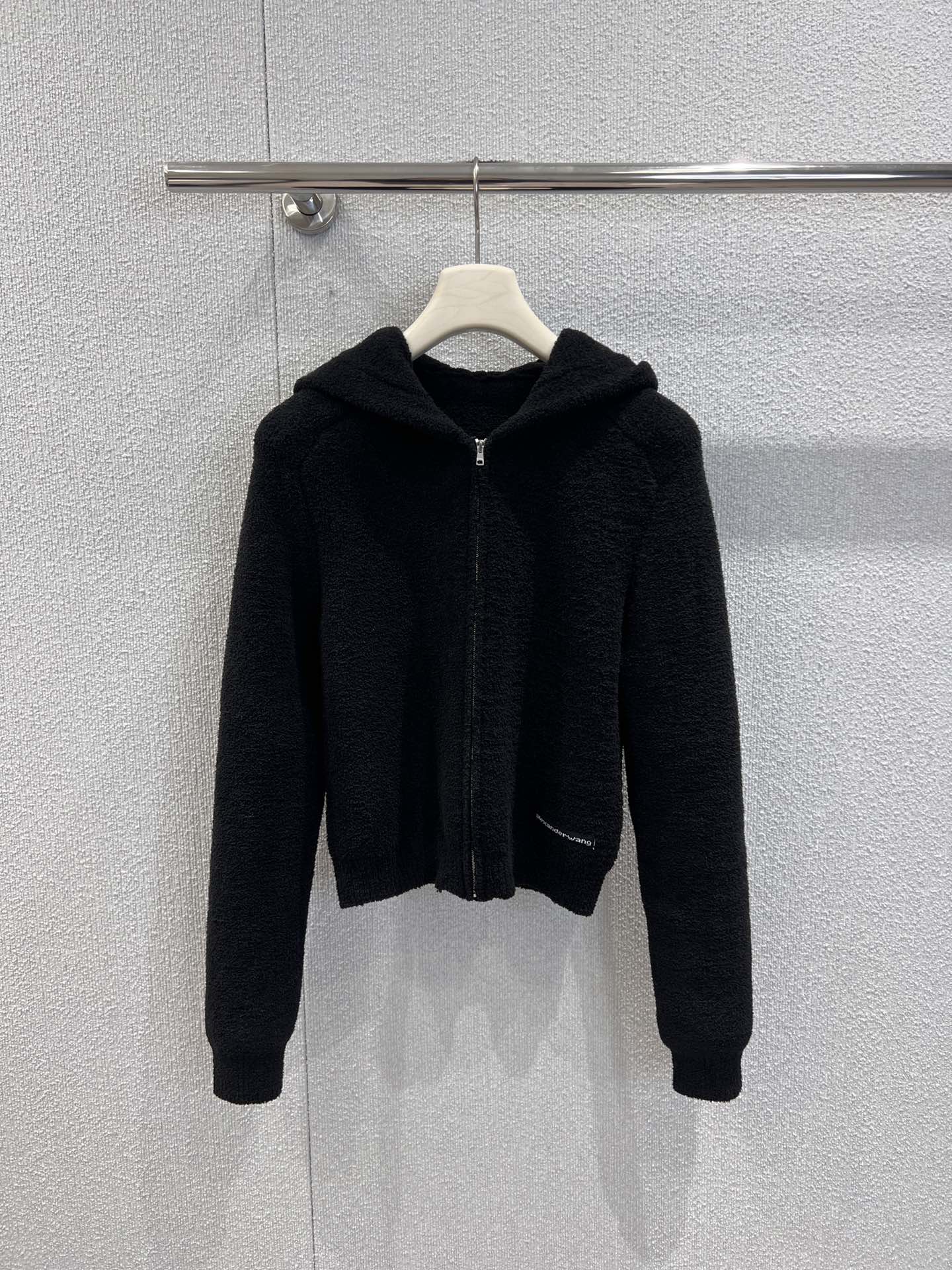 NO:626482,Supports exchange of Alexandr*r Wang 26SS early spring new style micro-label hooded knitted cardigan丨exclusively developed by yb!  High quality production!  The plush knitted fabric is as soft as a cloud, fits the body without being tied, and has a matte high-end feel; the hood + half zipper combination, zips it up for a cool street feel, and opens it to reveal the collarbone, which instantly becomes sweet and sexy; the hem is slightly short + slim fit, just stuck at the waistline, and can be paired with wide-leg pants/skirts to show off the proportions; ready-made S/M/L real shot details, skirts, hats, alexander wang19860909支持换款Alexand*r Wang 26SS早春新款 微标连帽针织开衫丨独家yb开发！高版出品！毛绒针织面料软乎乎像裹了团云朵,贴身不扎还自带哑光高级感；连帽+半拉链组合,拉上是酷飒街头感,拉开露锁骨秒变甜辣小性感；下摆微短款+修身版型,刚好卡在腰线位置,配阔腿裤/短裙都能衬出比例；现货发售S/M/L实拍细节图,,skirts,hats,alexander wang,Women's clothing
