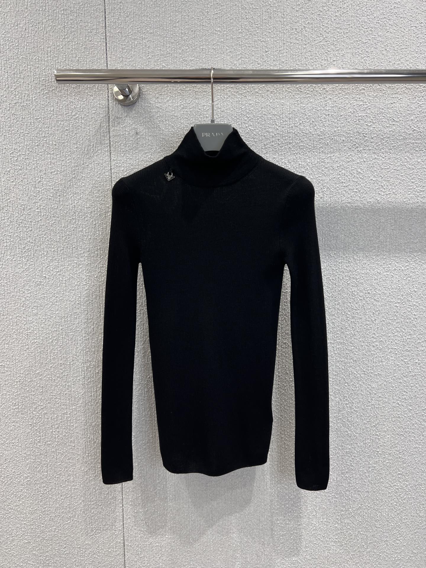 NO:626434,Supports exchange Prad* 25FW new autumn and winter triangle logo slim-fit half turtleneck bottoming shirt | Exclusively developed by yb!  High quality production!  The wool knitted fabric is delicate and close to the skin, slim and not tight. The half-high collar + slim fit fit the neck line just right, and the shoulder-neck ratio is excellent. The triangular logo on the shoulder and neck is a low-key highlight. The metallic texture neutralizes the dullness of pure black, and the nobility is hidden in the details. It is a universal item that can be matched with everything in the autumn and winter wardrobe. S/M/L real shot details of ready-made products, prada, alexander wang19860909支持换款Prad* 25FW秋冬新款 三角徽标修身半高领打底衫丨独家yb开发！高版出品！羊毛针织面料细腻贴肤,修身不紧绷,半高领+修身版型,刚好贴合颈部线条,衬得肩颈比例超优越；肩颈处的三角徽标是低调亮点,金属质感中和纯黑的沉闷,贵气藏在细节里；是秋冬衣橱里“万物皆可搭”的万能单品；现货发售S/M/L实拍细节图,,prada,alexander wang,Women's clothing
