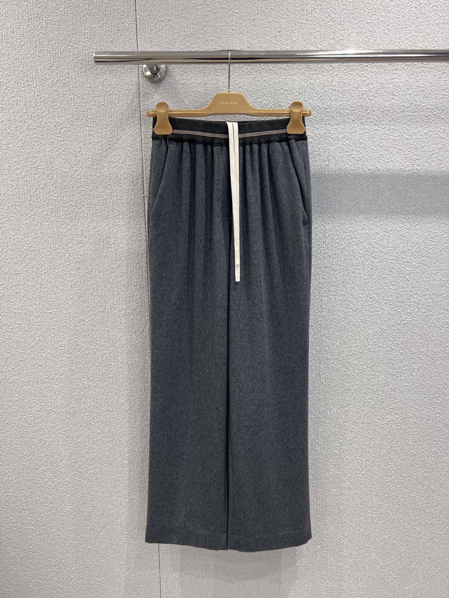 NO:626461,Pants support MiuMi* 26Ss early spring new style gray coffee color-blocked lapel short jacket + trousers set丨exclusively developed by yb!  High quality production!  Gray tone main body + caramel brown splicing, with American retro filter; striped webbing on lapel and waist + metal zipper, sweet and cool details that emphasize the wear control aesthetic; the combination of short jacket + high-waisted wide-leg pants, short at the top and long at the bottom directly lengthens the ratio  For example; the jacket is slightly waisted + the trousers have a drapey feel, which hides the flesh and can be worn casually and lazily; one set can complete all the relaxed retro style outfits in early spring. Ready-made S/M/L real shot details,, miumiu, jackets  & coats,alexander wang19860909裤子支持换款MiuMi* 26Ss早春新款 灰咖拼色翻领短款外套+裤子套装丨独家yb开发！高版出品！灰调主身+焦糖棕拼接,自带美式复古滤镜；翻领、腰头的条纹织带+金属拉链,甜酷细节戳中穿搭控审美；短款外套+高腰阔腿裤的组合,上短下长直接拉长比例；外套微收腰+裤子垂坠感,藏肉又能穿出随性慵懒；一套搞定早春所有松弛复古风穿搭.现货发售S/M/L实拍细节图,,miumiu,jackets & coats,alexander wang,Women's clothing