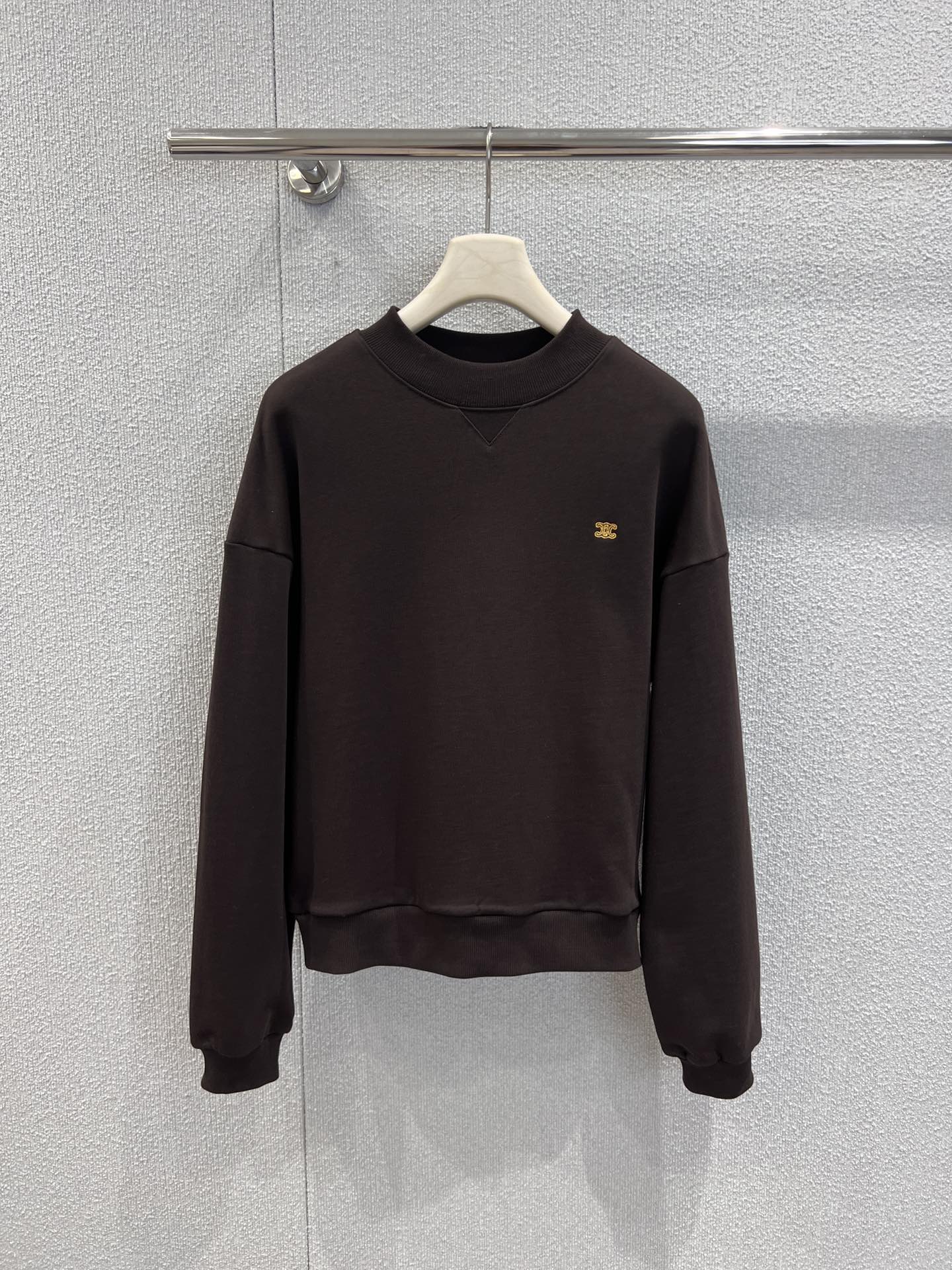 NO:629984,Supports exchange Celin* 26Ss early spring new Arc de Triomphe embroidered round neck sweatshirt丨Exclusive high-end version!  There is a mini Arc de Triomphe embroidery on the chest. The black model has a white label, and the brown model has a gold label. The small area logo is hidden in a solid color base. It is low-key and highly recognizable. The soft hanging cotton material + slightly loose off-shoulder version is not procrastinating or bulky. It can be worn alone to suit the spring temperature, and can also be layered to easily transition to warmer weather.  Bad; classic black + retro brown double choice, the black model is cool and the brown model is gentle, they are all 'universal colors' that don't choose a style. Ready-made S/M/L real shot details, celine, hoodie, sweatshirts, alexander  wang19860909支持换款 Celin* 26Ss早春新款 凯旋门刺绣圆领卫衣丨独家高版出品！胸前是迷你凯旋门刺绣,黑款配白标、棕款配金标,小面积标识藏在纯色基底里,低调抬眼就是高辨识度；软垂棉料+微宽松落肩版型,不拖沓不臃肿,单穿适配春日温度,叠穿内搭也能轻松过渡温差；经典黑+复古棕双选,黑款酷飒、棕款温柔,都是不挑风格的“万能色系”.现货发售S/M/L实拍细节图,,celine,hoodie,sweatshirts,alexander wang,Women's clothing