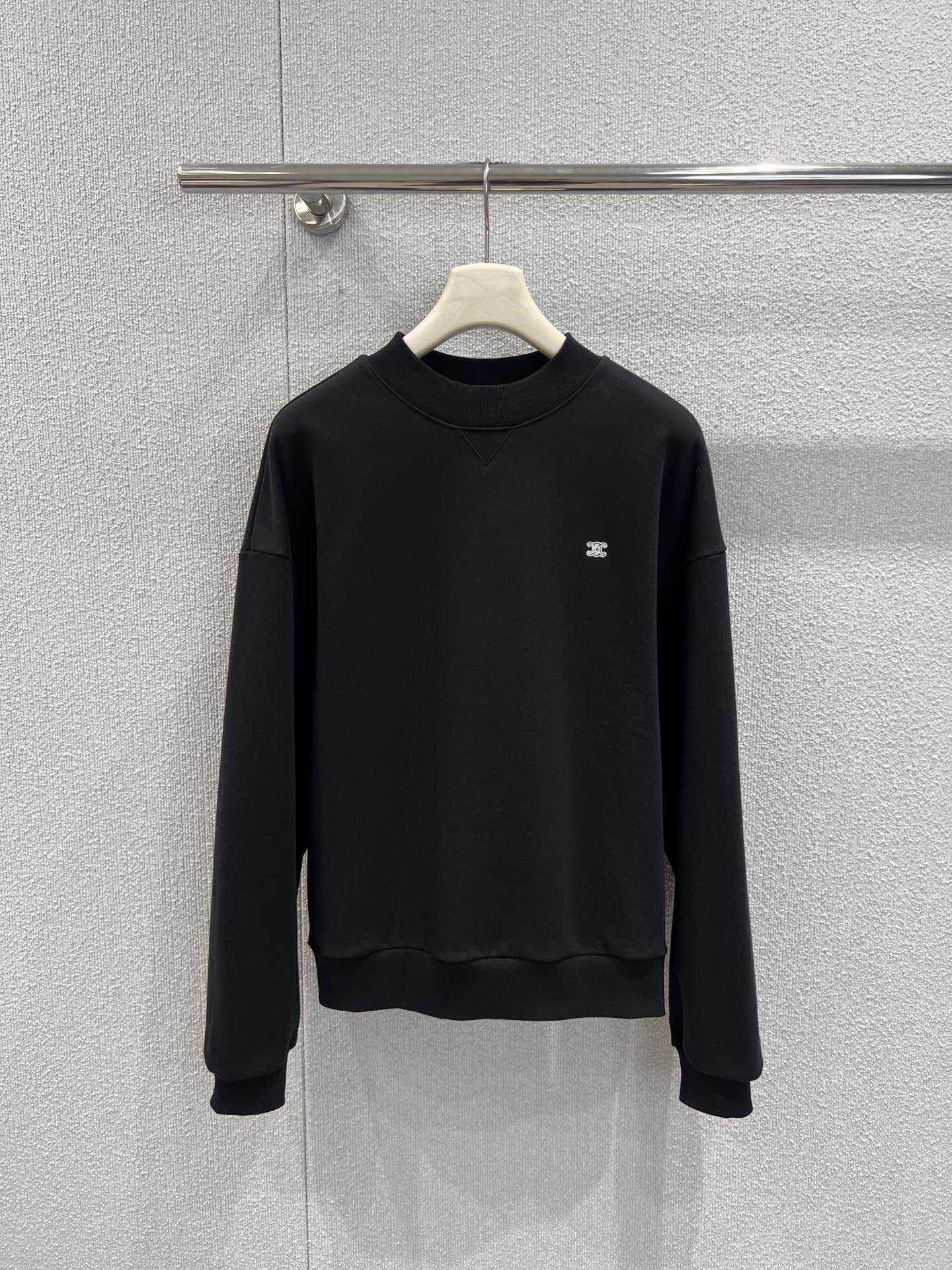 NO:630015,Supports exchange Celin* 26Ss early spring new Arc de Triomphe embroidered round neck sweatshirt丨Exclusive high-end version!  There is a mini Arc de Triomphe embroidery on the chest. The black model has a white label, and the brown model has a gold label. The small area logo is hidden in a solid color base. It is low-key and highly recognizable. The soft hanging cotton material + slightly loose off-shoulder version is not procrastinating or bulky. It can be worn alone to suit the spring temperature, and can also be layered to easily transition to warmer weather.  Bad; classic black + retro brown double choice, the black model is cool and the brown model is gentle, they are all 'universal colors' that don't choose a style. Ready-made S/M/L real shot details, celine, hoodie, sweatshirts, alexander  wang19860909支持换款 Celin* 26Ss早春新款 凯旋门刺绣圆领卫衣丨独家高版出品！胸前是迷你凯旋门刺绣,黑款配白标、棕款配金标,小面积标识藏在纯色基底里,低调抬眼就是高辨识度；软垂棉料+微宽松落肩版型,不拖沓不臃肿,单穿适配春日温度,叠穿内搭也能轻松过渡温差；经典黑+复古棕双选,黑款酷飒、棕款温柔,都是不挑风格的“万能色系”.现货发售S/M/L实拍细节图,,celine,hoodie,sweatshirts,alexander wang,Women's clothing