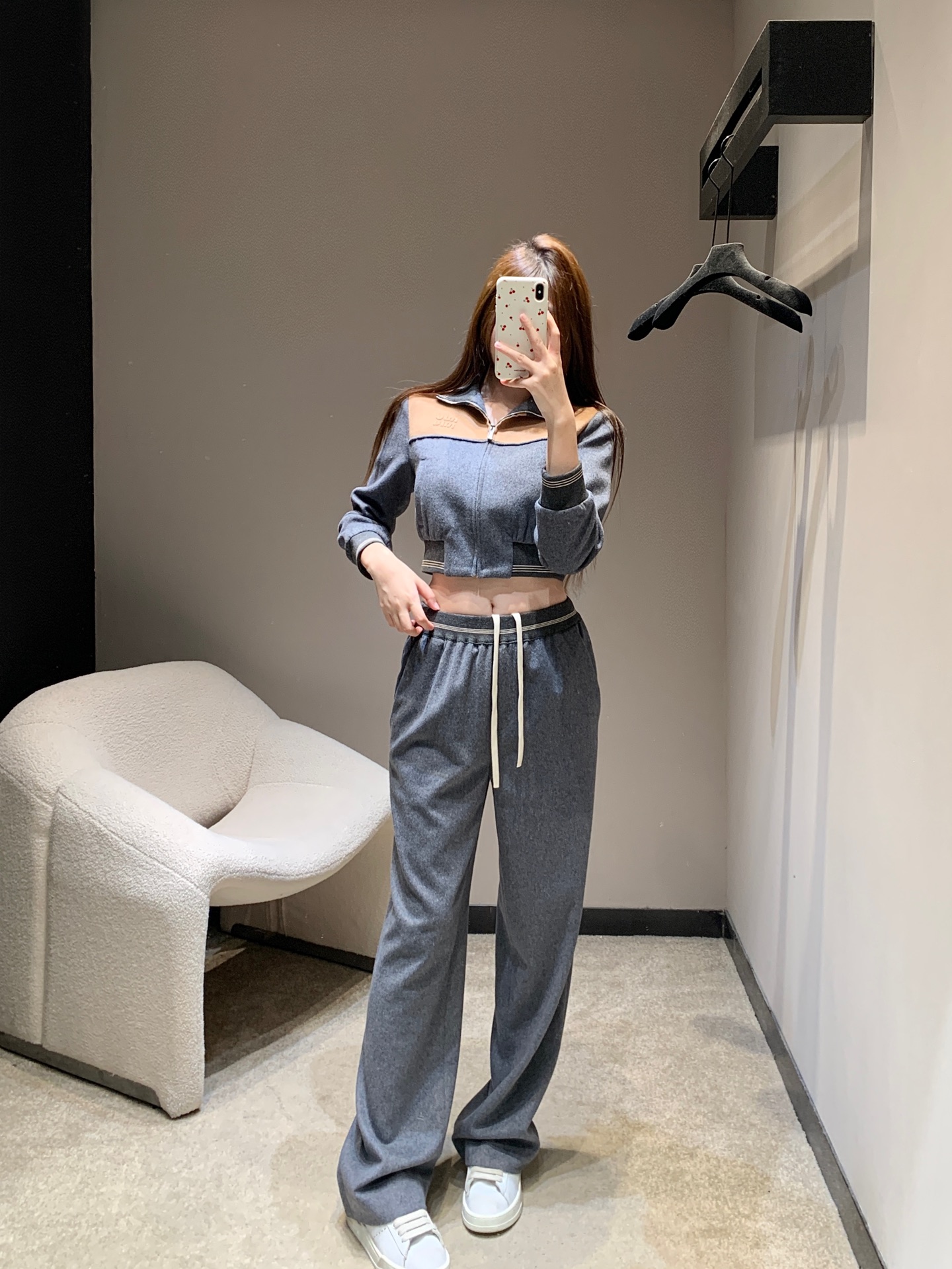 NO:626469,l Pants MiuMi* 26Ss early spring new style gray coffee color matching lapel short jacket + trousers set丨Exclusively developed by yb!  High quality production!  Gray tone main body + caramel brown splicing, comes with American retro filter; striped webbing on lapel and waist + metal zipper, sweet and cool details emphasize the aesthetic of dressing; the combination of short jacket + high-waisted wide-leg pants, the top is short and the bottom is long, directly elongating the proportion; the jacket is slightly waisted + the pants are drapey, hiding the flesh and making it casual and lazy; one set can complete all the relaxed retro style outfits in early spring. Ready for sale S/M/L,, miumiu, jackets &  coats,alexander wang19860909l 裤子MiuMi* 26Ss早春新款 灰咖拼色翻领短款外套+裤子套装丨独家yb开发！高版出品！灰调主身+焦糖棕拼接,自带美式复古滤镜；翻领、腰头的条纹织带+金属拉链,甜酷细节戳中穿搭控审美；短款外套+高腰阔腿裤的组合,上短下长直接拉长比例；外套微收腰+裤子垂坠感,藏肉又能穿出随性慵懒；一套搞定早春所有松弛复古风穿搭.现货发售S/M/L,,miumiu,jackets & coats,alexander wang,Women's clothing