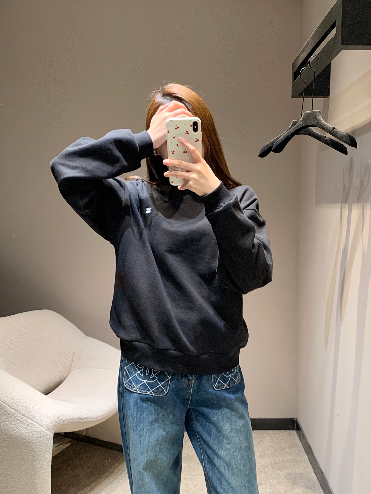 NO:630020,Celin* 26Ss early spring new Arc de Triomphe embroidered round neck sweatshirt | Exclusive high-end version!  There is a mini Arc de Triomphe embroidery on the chest. The black model has a white label, and the brown model has a gold label. The small logo is hidden in a solid color base. It is low-key and highly recognizable when you look up. The soft hanging cotton material + slightly loose off-shoulder version is neither drag nor bulky. It is suitable for the spring temperature when worn alone, and can be easily layered as a layer.  Transitional temperature difference; double choice of classic black + retro brown, the black model is cool and the brown model is gentle, they are all 'universal colors' that do not choose styles. Available in stock S/M/L,,celine,hoodie,sweatshirts,alexander  wang19860909Celin* 26Ss早春新款 凯旋门刺绣圆领卫衣丨独家高版出品！胸前是迷你凯旋门刺绣,黑款配白标、棕款配金标,小面积标识藏在纯色基底里,低调抬眼就是高辨识度；软垂棉料+微宽松落肩版型,不拖沓不臃肿,单穿适配春日温度,叠穿内搭也能轻松过渡温差；经典黑+复古棕双选,黑款酷飒、棕款温柔,都是不挑风格的“万能色系”.现货发售S/M/L,,celine,hoodie,sweatshirts,alexander wang,Women's clothing