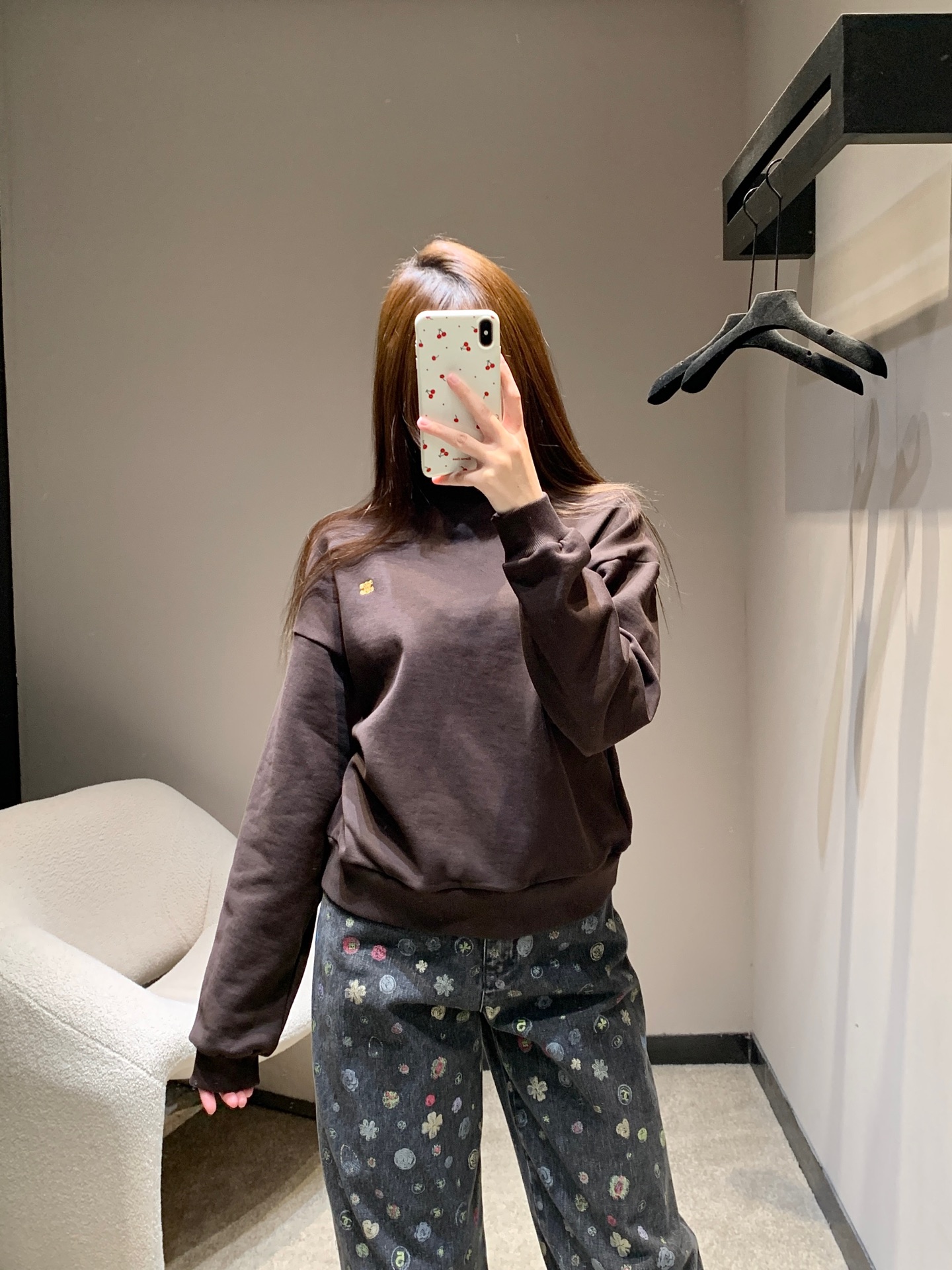 NO:629988,Celin* 26Ss early spring new Arc de Triomphe embroidered round neck sweatshirt | Exclusive high-end version!  There is a mini Arc de Triomphe embroidery on the chest. The black model has a white label, and the brown model has a gold label. The small logo is hidden in a solid color base. It is low-key and highly recognizable when you look up. The soft hanging cotton material + slightly loose off-shoulder version is neither drag nor bulky. It is suitable for the spring temperature when worn alone, and can be easily layered as a layer.  Transitional temperature difference; double choice of classic black + retro brown, the black model is cool and the brown model is gentle, they are all 'universal colors' that do not choose styles. Available in stock S/M/L,,celine,hoodie,sweatshirts,alexander  wang19860909Celin* 26Ss早春新款 凯旋门刺绣圆领卫衣丨独家高版出品！胸前是迷你凯旋门刺绣,黑款配白标、棕款配金标,小面积标识藏在纯色基底里,低调抬眼就是高辨识度；软垂棉料+微宽松落肩版型,不拖沓不臃肿,单穿适配春日温度,叠穿内搭也能轻松过渡温差；经典黑+复古棕双选,黑款酷飒、棕款温柔,都是不挑风格的“万能色系”.现货发售S/M/L,,celine,hoodie,sweatshirts,alexander wang,Women's clothing