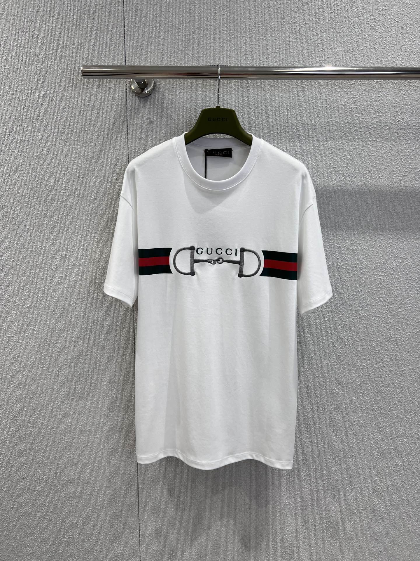 NO:629995,Support exchange Gucc* 26Ss early spring new style equestrian button letter embroidery round neck short-sleeved T-shirt丨Exclusively developed by yb!  High quality production!  Solid color base (white/burgundy dual color) + soft draped cotton material, oversized and loose fit to suit all body types, it can be worn alone or layered to suit the temperature difference in early spring; the logo design that weakens the sense of exaggeration makes the high-luxury elements more suitable for daily life - whether worn with jeans or with jeans  It is a half skirt, which can be worn with 'effortless elegance'. Ready-made S/M/L real shot details, gucci, versace, skirts, T-shirt, tees, t-shirt, alexander  wang19860909支持换款 Gucc* 26Ss早春新款 马术扣字母刺绣圆领短袖T恤丨独家yb开发！高版出品！纯色基底（白/酒红双配色）+软垂棉料,oversize宽松版型适配各种身材,单穿慵懒、叠穿内搭也适配早春温差；弱化浮夸感的标识设计,让高奢元素更适配日常——不管是搭牛仔还是半裙,都能穿出“毫不费力的贵气”.现货发售S/M/L实拍细节图,,gucci,versace,skirts,T-shirt,tees，t-shirt,alexander wang,Women's clothing