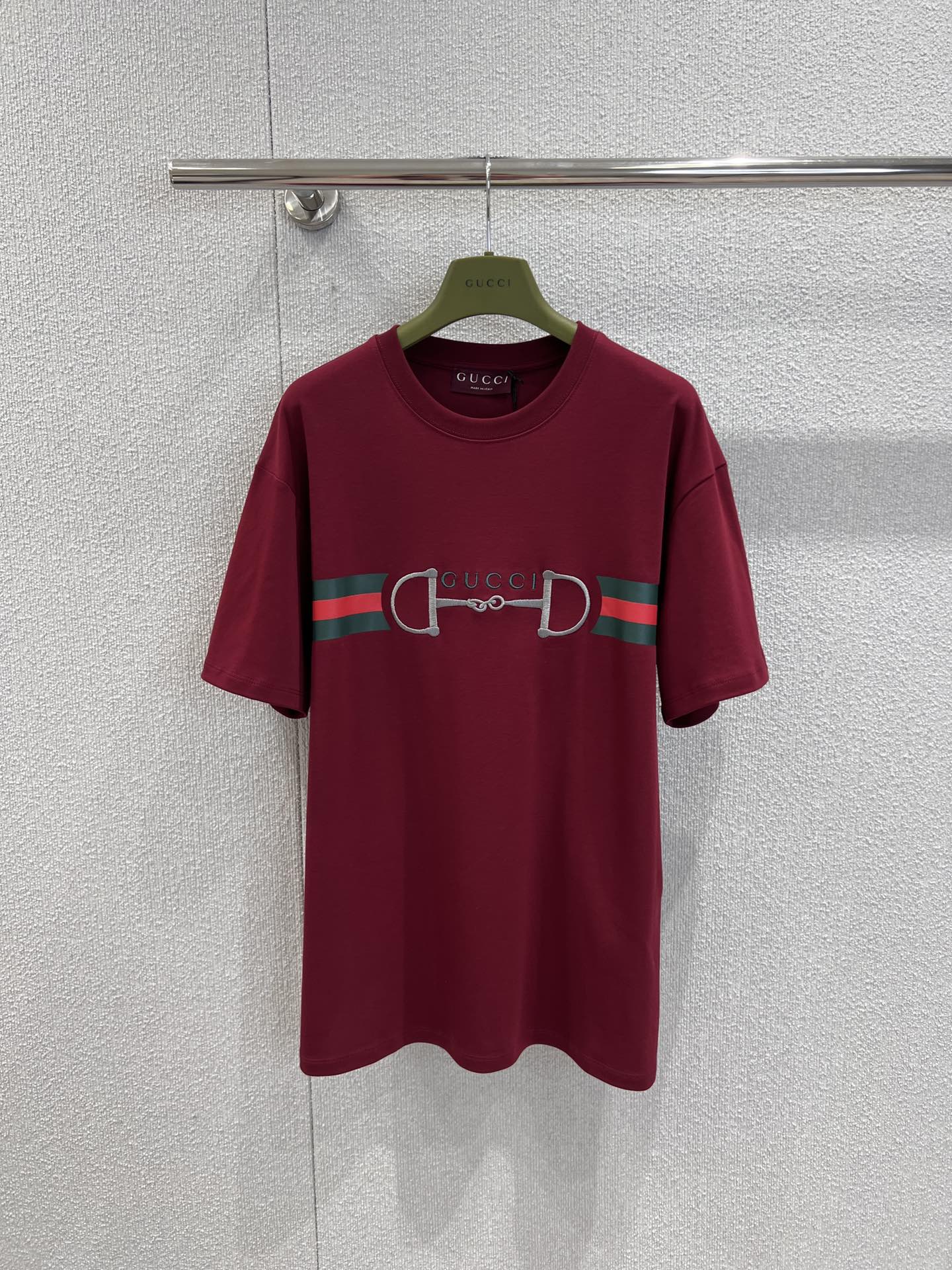 NO:630005,Support exchange Gucc* 26Ss early spring new style equestrian button letter embroidery round neck short-sleeved T-shirt丨Exclusively developed by yb!  High quality production!  Solid color base (white/burgundy dual color) + soft draped cotton material, oversized and loose fit to suit all body types, it can be worn alone or layered to suit the temperature difference in early spring; the logo design that weakens the sense of exaggeration makes the high-luxury elements more suitable for daily life - whether worn with jeans or with jeans  It is a half skirt, which can be worn with 'effortless elegance'. Ready-made S/M/L real shot details, gucci, versace, skirts, T-shirt, tees, t-shirt, alexander  wang19860909支持换款 Gucc* 26Ss早春新款 马术扣字母刺绣圆领短袖T恤丨独家yb开发！高版出品！纯色基底（白/酒红双配色）+软垂棉料,oversize宽松版型适配各种身材,单穿慵懒、叠穿内搭也适配早春温差；弱化浮夸感的标识设计,让高奢元素更适配日常——不管是搭牛仔还是半裙,都能穿出“毫不费力的贵气”.现货发售S/M/L实拍细节图,,gucci,versace,skirts,T-shirt,tees，t-shirt,alexander wang,Women's clothing