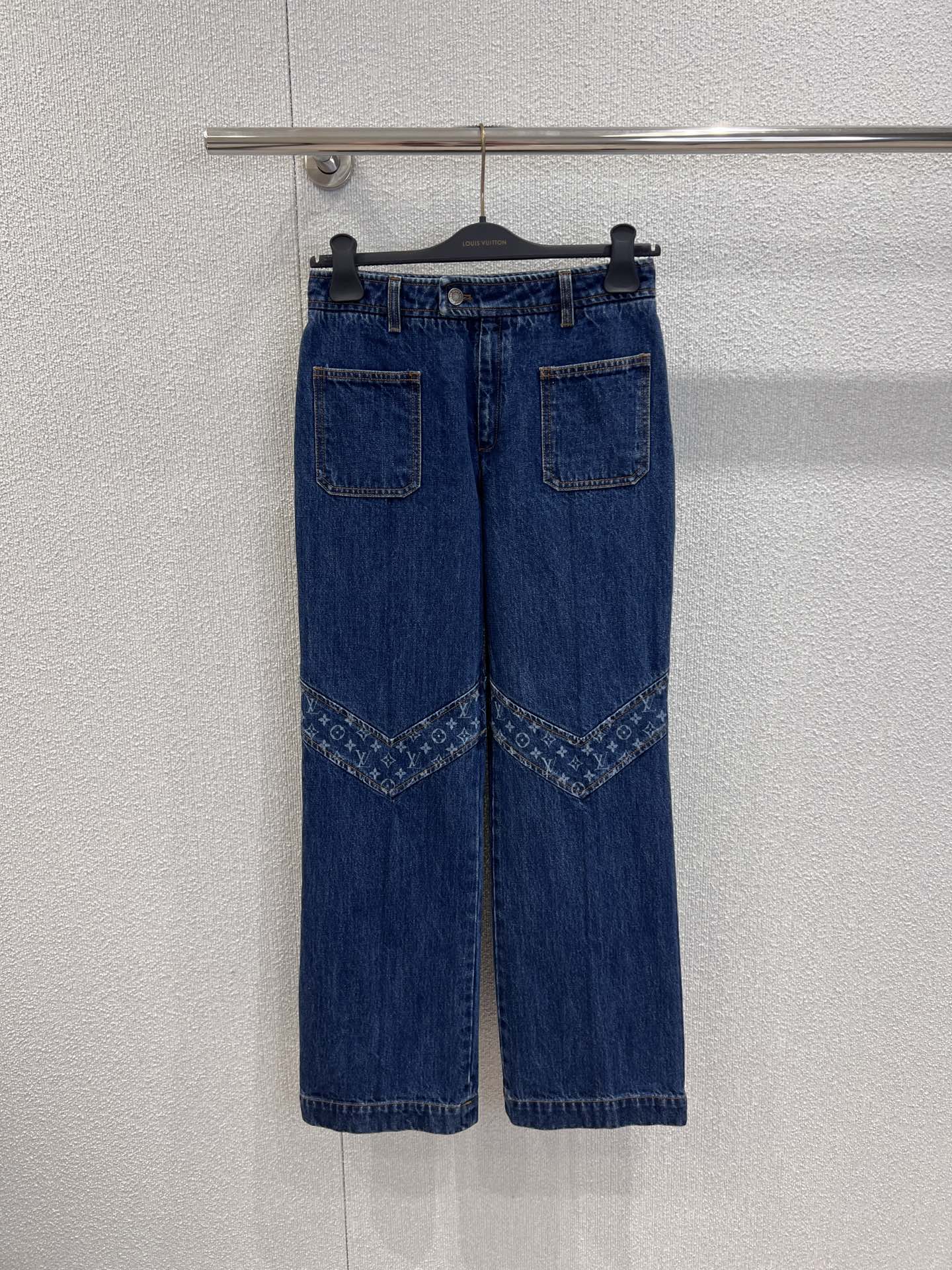 NO:626557,Support exchange Louis vuitto* 26SS early spring new style dark blue V-shaped logo color-blocking jeans丨exclusively developed by yb!  High quality production!  The deep sea blue denim has a vintage and distressed feel, and the logo printed all over the V-shaped splicing of the pants is a low-key but instantly recognizable sign of elegance; the three-dimensional patch pockets + neat topstitching give the denim the casual and luxurious feel just right. High waist + slightly wide and straight  The tube cut can hide the shortcomings of the leg shape without being too dragging; whether worn with a short top to reveal the waistline, or worn with a loose jacket for a relaxed style, it can be worn with a lazy and high-end feel. Ready-made S/M/L real shot details, Louis  vuitton,jeans,jackets & coats,alexander wang19860909支持换款Louis vuitto* 26SS早春新款 深蓝色V形Logo拼色牛仔裤丨独家yb开发！高版出品！深海蓝牛仔布自带复古做旧感,裤身V形拼接处的满印Logo,是低调却一眼识货的贵气标识；立体贴袋+利落明线,把牛仔的随性和奢侈感揉得恰到好处.高腰+微阔直筒剪裁,既能藏住腿型小缺点,又不会过分拖沓；不管是搭短上衣露腰线,还是配宽松外套走松弛风,都能穿出慵懒高级感.现货发售S/M/L实拍细节图,,louis vuitton,jeans,jackets & coats,alexander wang,Women's clothing