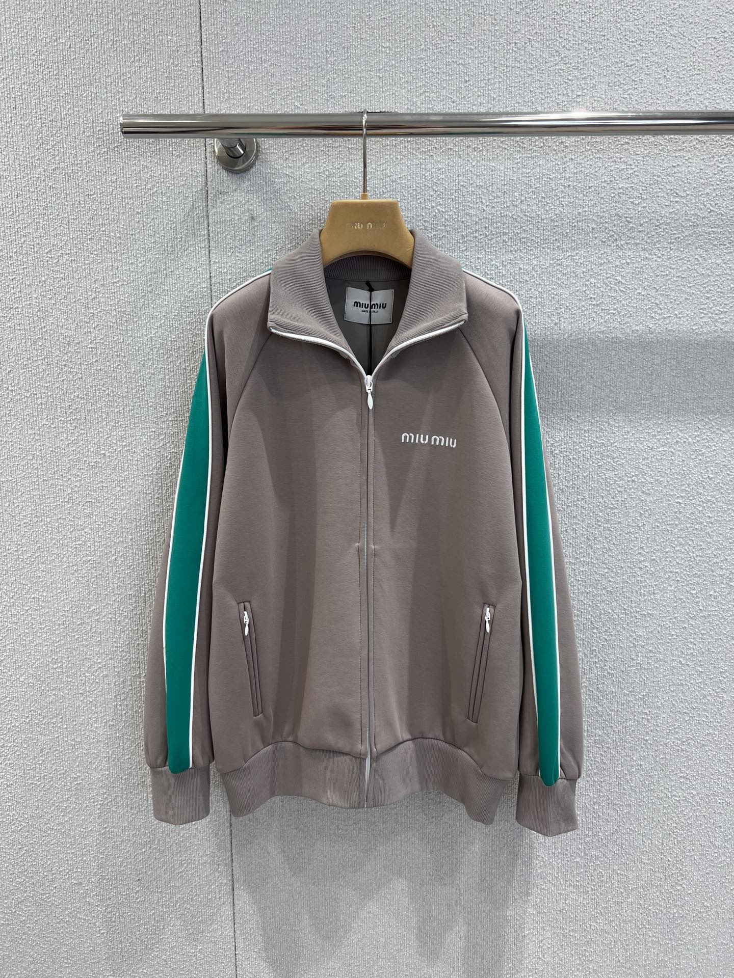 NO:628627,Support exchange Miu Mi* 26SS early spring new style contrasting color zipper sweatshirt jacket丨Exclusively developed by yb!  High quality production!  The light gray background + dark green wide stripes on the side contrasting colors are like bringing the 90s campus sports style directly into the early spring of 2026 - refreshing and not boring, with a smart and youthful feel when you raise your hands. Boys wear it casually, while girls wear it with a sweet and cool contrast. The half-high collar + zipper design can be worn as a stand-up collar or open as a casual V-neck, suitable for the hot and cold weather in early spring!  Ready sale S/M/L real shot details,,miumiu,hoodie,sweatshirts,jackets & coats,alexander wang19860909支持换款 Miu Mi* 26SS早春新款 撞色拉链卫衣外套丨独家yb开发！高版出品！浅灰底色+墨绿宽条纹的侧边撞色,像把90年代校园运动风直接搬进了2026早春——清爽不沉闷,抬手间全是灵动的少年感,男生穿是松弛随性,女生穿是甜酷反差.半高领+拉链设计,既能拉满当立领穿,也能敞开做随性V领,适配早春忽冷忽热的天气！现货发售S/M/L实拍细节图,,miumiu,hoodie,sweatshirts,jackets & coats,alexander wang,Women's clothing