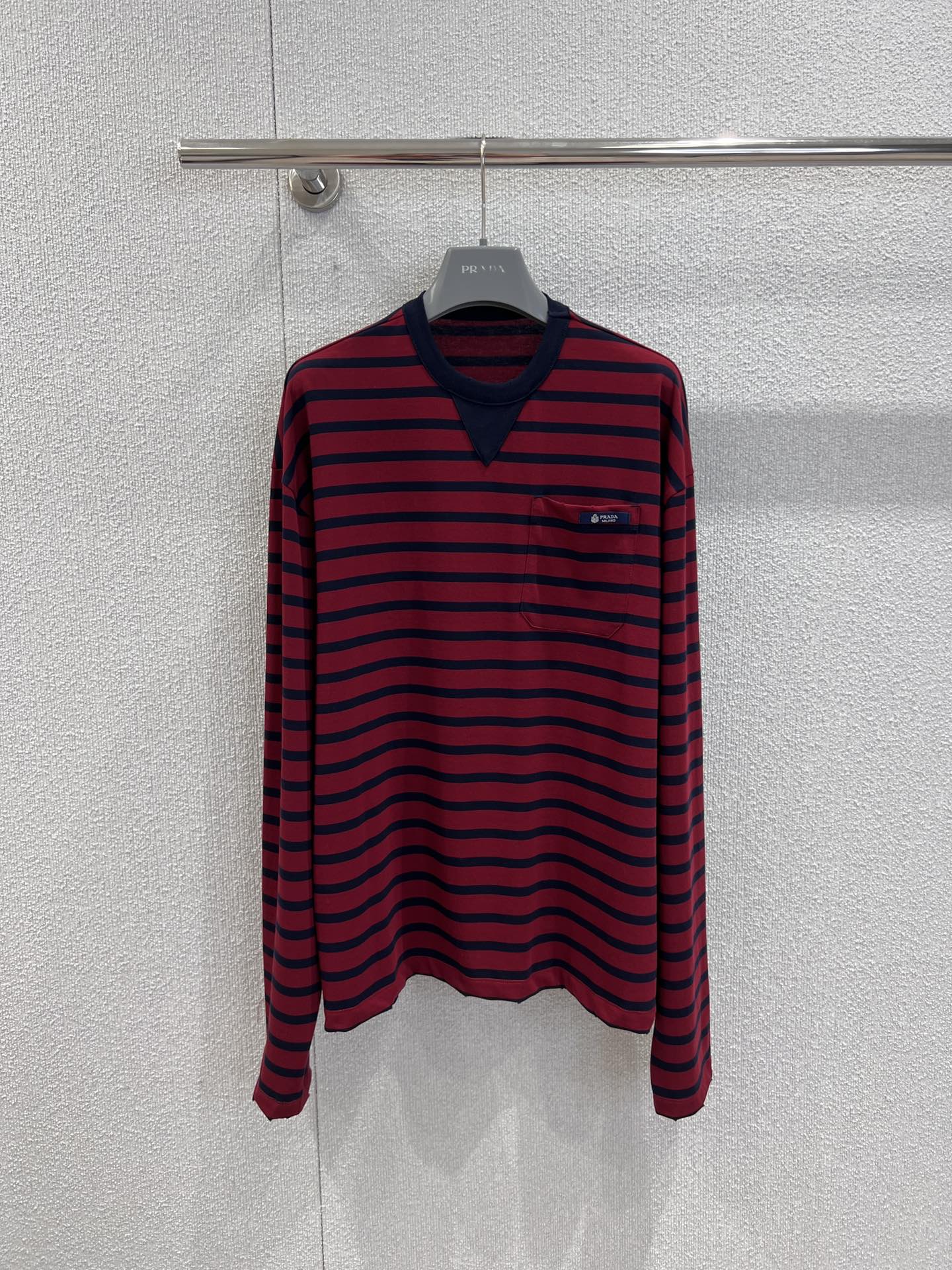 NO:626528,Supports exchange Prad* 25Fw new autumn and winter cotton striped long-sleeved T-shirt for men and women丨Exclusively developed by yb!  High quality production!  The 100% cotton fabric is soft but not slumped, and the wide red and black stripes bring a retro atmosphere; the navy blue splicing V-shaped design on the collar + the logo mark on the pocket, the slightly loose shoulder cut, it is a casual American style for boys, and the waistline can be pinched for girls when tucked into high-waisted pants/skirts, so it can be hidden when worn alone  It is fleshy and not bulky when layered, and is suitable for all body types. It can also be worn by men and women to make a couple's style ~ Ready-made S/M/L real shot details, prada, skirts, tees, t-shirt, alexander  wang19860909支持换款 Prad* 25Fw秋冬新款 全棉条纹男女同款长袖T恤丨独家yb开发！高版出品！全棉面料软而不塌,红黑宽条纹自带复古氛围；领口的藏青拼接V形设计+口袋处的徽标标,微宽松落肩剪裁,男生穿是随性美式风,女生塞在高腰裤/裙里能掐出腰线,单穿藏肉、叠穿不臃肿,适配所有身材.男女同穿还能凑成情侣款~现货发售S/M/L实拍细节图,,prada,skirts,tees，t-shirt,alexander wang,Women's clothing