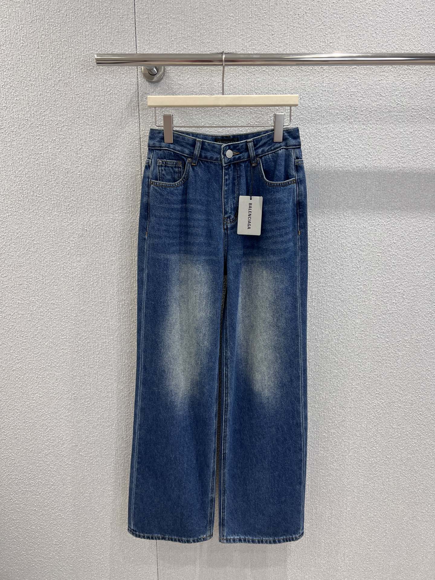 NO:629982,Support exchange Balenciag* 25FW new autumn and winter straight denim trousers with pink letter embroidery on the back pocket丨Exclusive high-end version!  Washed blue denim + fluorescent pink logo embroidery on the back pocket. The retro texture of cold-toned denim hides sweet and cool details. The high-waisted straight cut can modify the shape of the legs without being too procrastinating. The old washed texture has a 'relaxed feeling when worn softly', and stiff denim can also be worn to create a lazy atmosphere. Real-shot details of S/M/L ready for sale, balenciaga, alexander wang19860909支持换款 Balenciag* 25FW秋冬新款 后袋粉字母刺绣直筒牛仔长裤丨独家高版出品！水洗蓝丹宁+后袋荧光粉Logo刺绣,冷调牛仔的复古质感里,藏着跳脱的甜酷细节,高腰直筒剪裁,既能修饰腿型,又不会过分拖沓；做旧水洗纹理自带“被穿软的松弛感”,硬挺丹宁也能穿出慵懒氛围.现货发售S/M/L实拍细节图,,balenciaga,alexander wang,Women's clothing