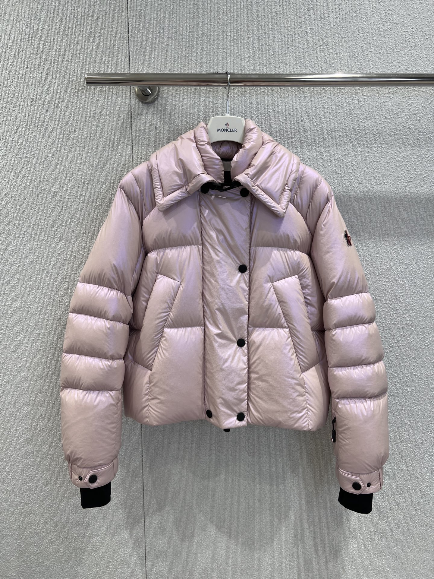 NO:626541,Comes with dust bag Moncle* 25FW new autumn and winter style Jeita ski series down jacket丨Exclusively developed by yb!  High quality production!  The soft matte pink satin fabric has a cool luster, and the fluffy velvet filling is cold-resistant without looking bloated; the classic large lapel + black snap buttons/shoulder strap details add a bit of coolness to the sweet girl's heart, and it will hit the girl's heart at a glance~ The cuff drawstring + hem adjustment buckle can accurately lock the temperature, the small label on the side of the sleeve + the invisible pocket, it is a practical and practical tip for the ski series, and it can also be fashionable and convenient for daily wear. Ready-made S/M/L real shot details, jackets &  coats,down jacket,alexander wang19860909配防尘袋 Moncle* 25FW秋冬新款 Jeita滑雪系列羽绒夹克丨独家yb开发！高版出品！柔雾粉缎面面料自带清冷光泽感,蓬松充绒既抗寒又不显臃肿；经典大翻领+黑色按扣/肩带细节,甜妹感里掺了点酷帅,一眼戳中少女心~袖口抽绳+下摆调节扣能精准锁温,袖侧的小标+隐形口袋,是滑雪系列的实用小心机,日常穿也能兼顾时髦与便捷.现货发售S/M/L实拍细节图,,jackets & coats,down jacket,alexander wang,Women's clothing