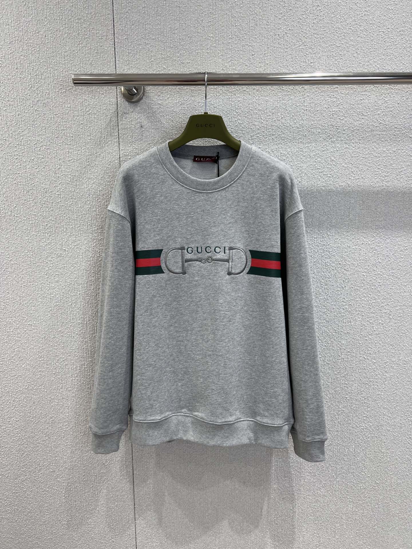 NO:629989,Supports exchange Gucc* 2025FW new autumn and winter equestrian buckle letter embroidered round neck sweatshirt | Exclusively developed by yb!  High quality production!  Light gray tone terry cotton fabric, soft but not slumped, oversized and loosely cut to suit various body shapes. The chest is embroidered with letters + classic equestrian buckles, with red and green webbing details. The brand's iconic elements are hidden in a simple version. It is highly recognizable when you look up. Wear the 'vintage logo feel' into daily life!  Ready-made S/M/L real shot details, gucci, versace, hoodie, sweatshirts, alexander wang19860909支持换款 Gucc* 2025FW秋冬新款 马术扣字母刺绣圆领卫衣丨独家yb开发！高版出品！浅灰调毛圈棉面料,软而不塌,oversize宽松剪裁适配各种身材,胸前是字母+经典马术扣刺绣,搭配红绿织带细节,把品牌标志性元素藏在简约版型里,抬眼就是高辨识度,把“复古标识感”穿成日常！现货发售S/M/L实拍细节图,,gucci,versace,hoodie,sweatshirts,alexander wang,Women's clothing
