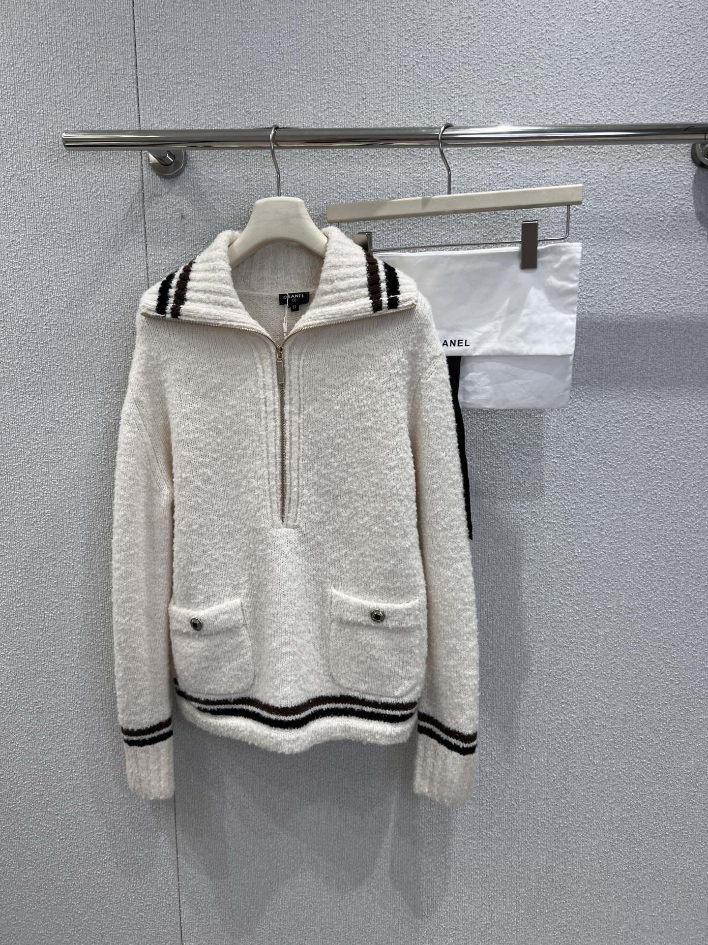 NO:630016,Support exchange Chan*l 25N Coco Neige ski series furry cashmere half pull contrast color loose casual sweater丨Exclusively developed by yb!  Top quality production!  The cashmere blended fabric has its own 'airy fluff', which is warm against the skin without weighing down the body. The contrasting stripes on the cuffs and hem + metal half zipper hide Coco Neige's sports genes, giving it a lazy and cool feel; the loose shoulders are not flattering, and the half-zip design can be used as a high collar to keep warm, or it can be pulled open to expose the collarbone to show lightness. Ready-made S/M/L real shot details, chanel, sweaters, alexander wang19860909支持换款 Chan*l 25N Coco Neige滑雪系列 毛茸茸羊绒半拉撞色宽松休闲大毛衣丨独家yb开发！顶级高版出品！羊绒混纺面料自带“空气感绒毛”,贴肤暖而不压身,袖口+下摆的撞色条纹+金属半拉链,藏着Coco Neige的运动基因,慵懒中带点酷感；宽松落肩不挑身材,半拉链设计既能拉满当高领保暖,也能拉开露锁骨显轻盈.现货发售S/M/L实拍细节图,,chanel,sweaters,alexander wang,Women's clothing