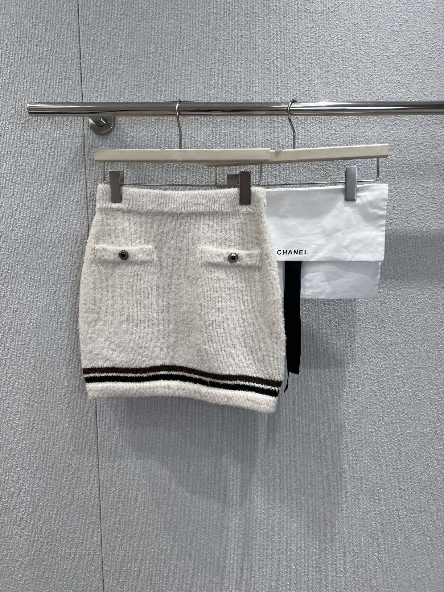 NO:630006,Support exchange Chan*l 25N Coco Neige ski series furry cashmere knitted skirt丨exclusively developed by yb!  Top quality production!  The cashmere blended fabric has its own 'airy fluff', which is warm against the skin but not tight. The contrasting stripes on the skirt + metal buttons on the side hide Coco in a low-key way.  The sports genes of the Neige series add a bit of sweetness and coolness; the short A-line skirt does not restrict your height, and can be paired with a cardigan of the same series to form a suit, or worn alone with a sweater/sweatshirt to give you a sweet girl's relaxed feeling. Ready-made S/M/L real shot details, chanel, hoodie, sweatshirts, skirts, sweaters, alexander wang19860909支持换款 Chan*l 25N Coco Neige滑雪系列 毛茸茸羊绒针织半裙丨独家yb开发！顶级高版出品！羊绒混纺面料自带“空气感绒毛”,贴肤暖而不扎,裙摆撞色条纹+侧边金属纽扣,低调藏着Coco Neige系列的运动基因,又添了几分甜酷；短款A字裙不压身高,既能和同系列开衫搭成套装,单穿配毛衣/卫衣又能穿出甜妹松弛感.现货发售S/M/L实拍细节图,,chanel,hoodie,sweatshirts,skirts,sweaters,alexander wang,Women's clothing