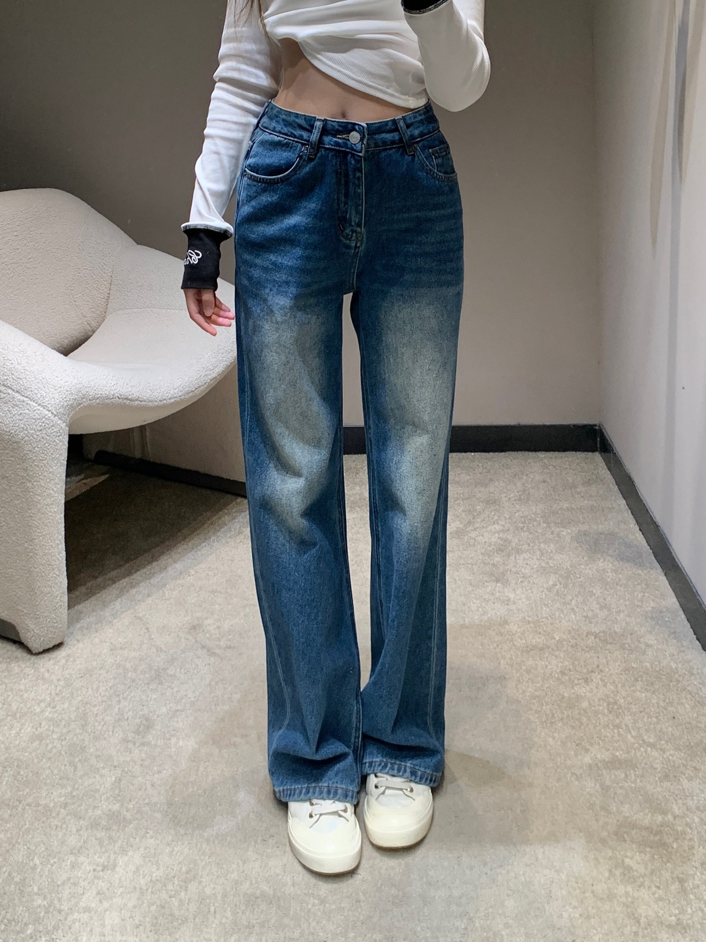 NO:629986,Balenciag* 25FW new autumn and winter straight denim trousers with pink letter embroidery on the back pocket | Exclusive high-end version!  Washed blue denim + fluorescent pink logo embroidery on the back pocket. The retro texture of cold-toned denim hides sweet and cool details. The high-waisted straight cut can modify the shape of the legs without being too procrastinating. The old washed texture has a 'relaxed feeling when worn softly', and stiff denim can also be worn to create a lazy atmosphere. Available now S/M/L, balenciaga, alexander wang19860909Balenciag* 25FW秋冬新款 后袋粉字母刺绣直筒牛仔长裤丨独家高版出品！水洗蓝丹宁+后袋荧光粉Logo刺绣,冷调牛仔的复古质感里,藏着跳脱的甜酷细节,高腰直筒剪裁,既能修饰腿型,又不会过分拖沓；做旧水洗纹理自带“被穿软的松弛感”,硬挺丹宁也能穿出慵懒氛围.现货发售S/M/L,,balenciaga,alexander wang,Women's clothing